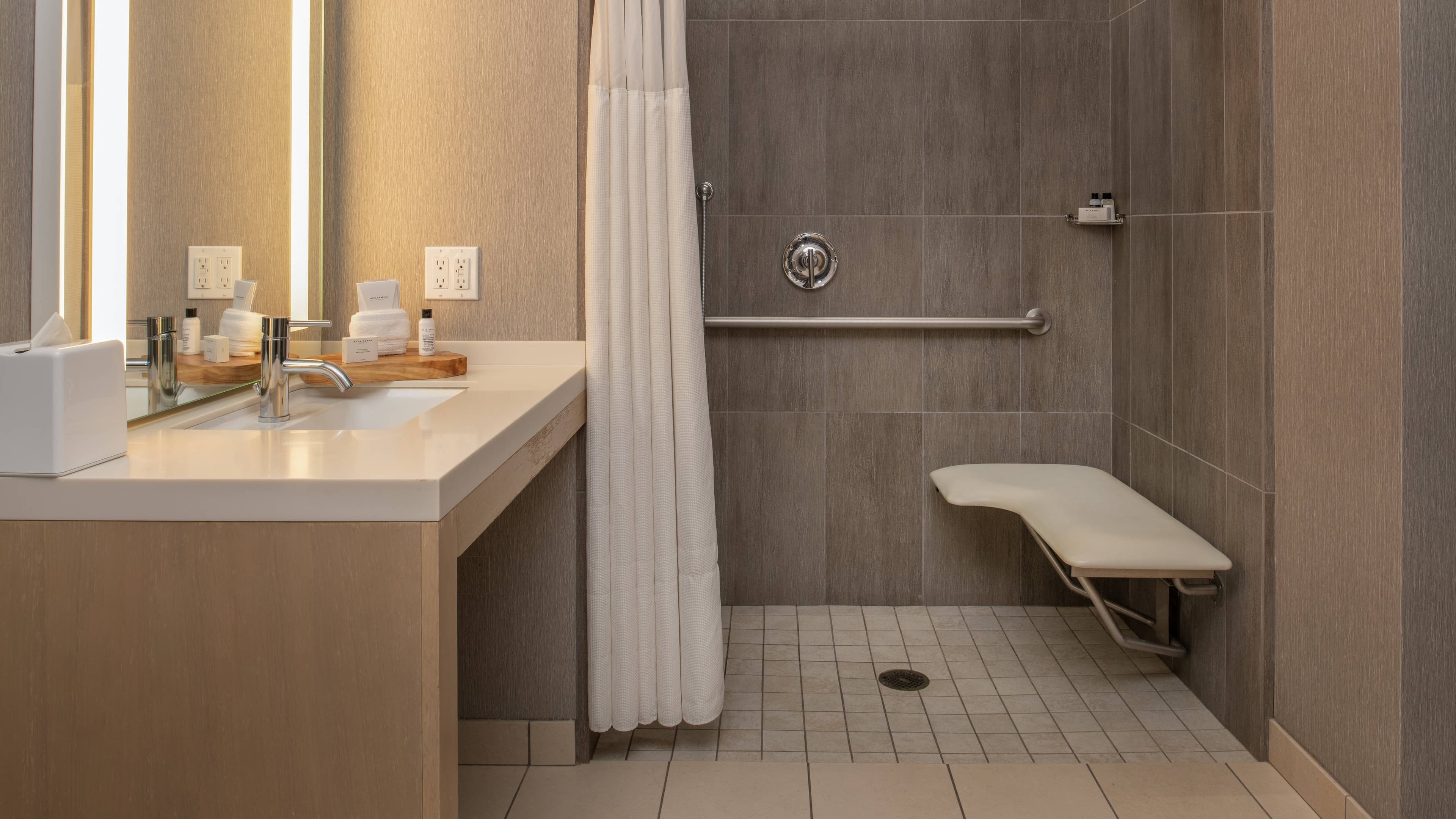 Hotel Paradox, Autograph Collection — 20