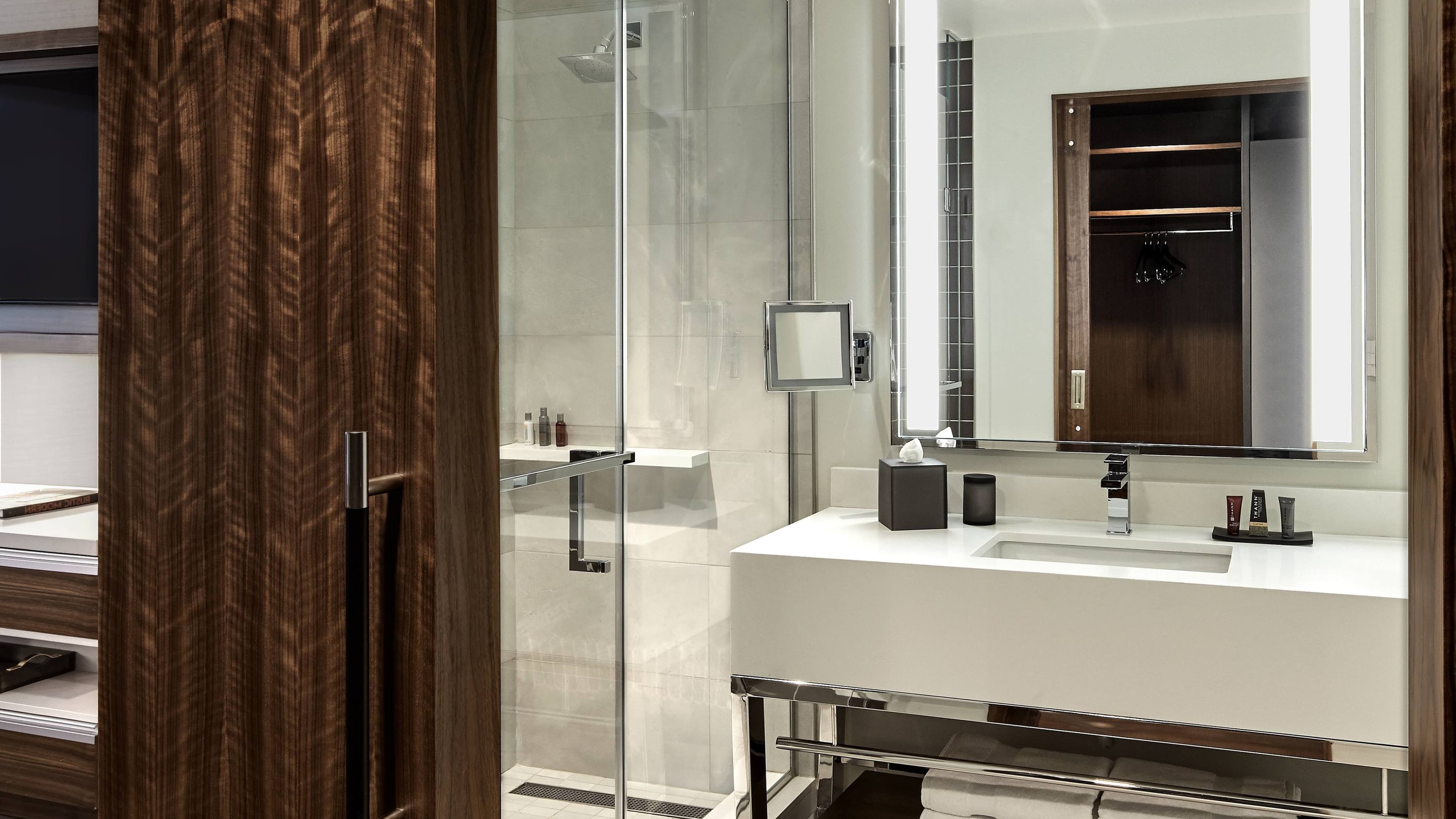 M Club lounge access - Image 3