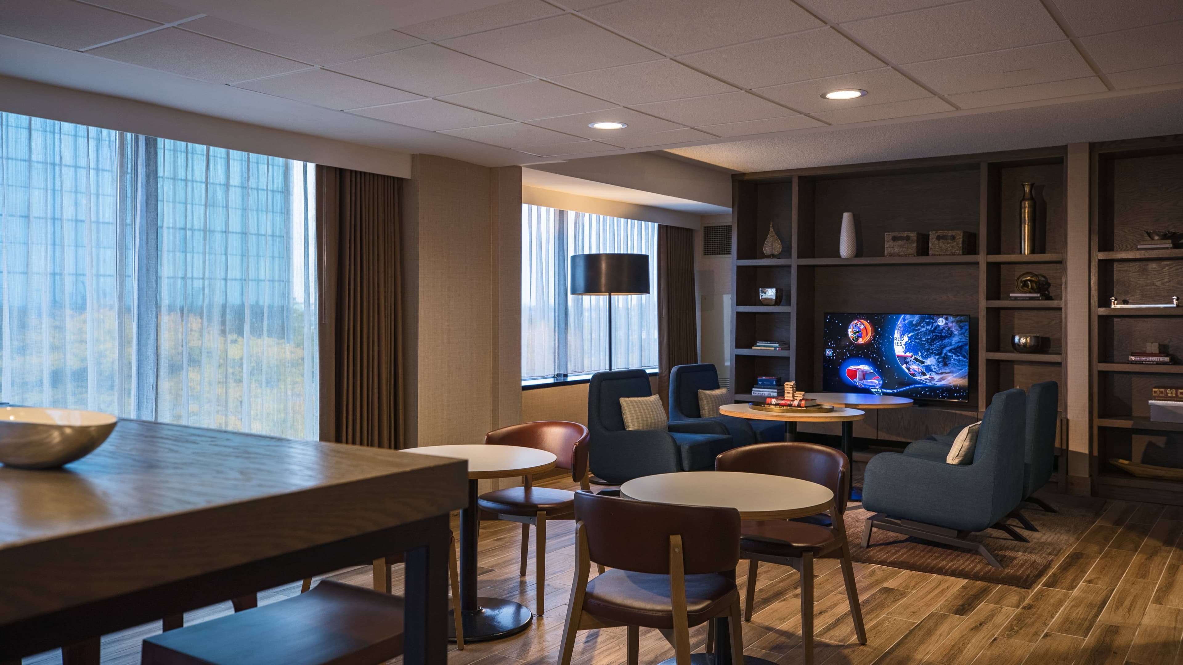 Club lounge access - Image 8