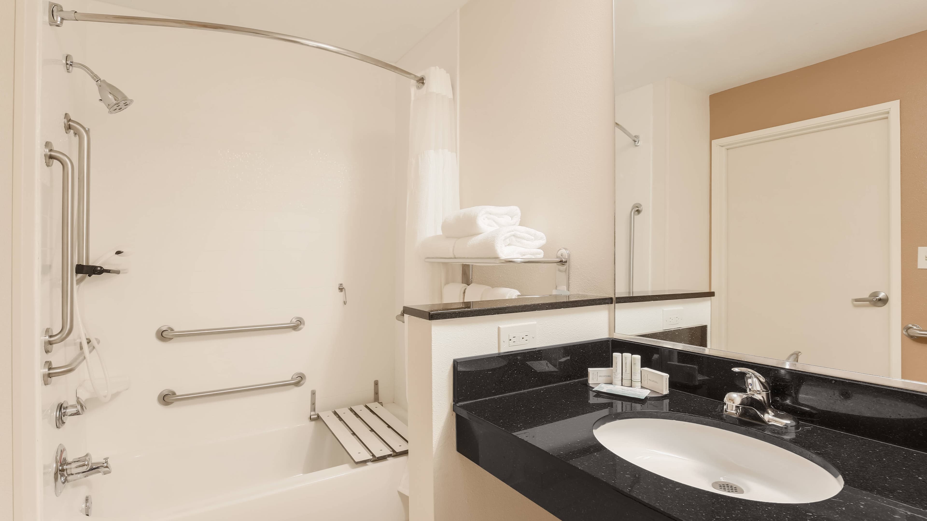 Fairfield Inn & Suites Victoria — 6