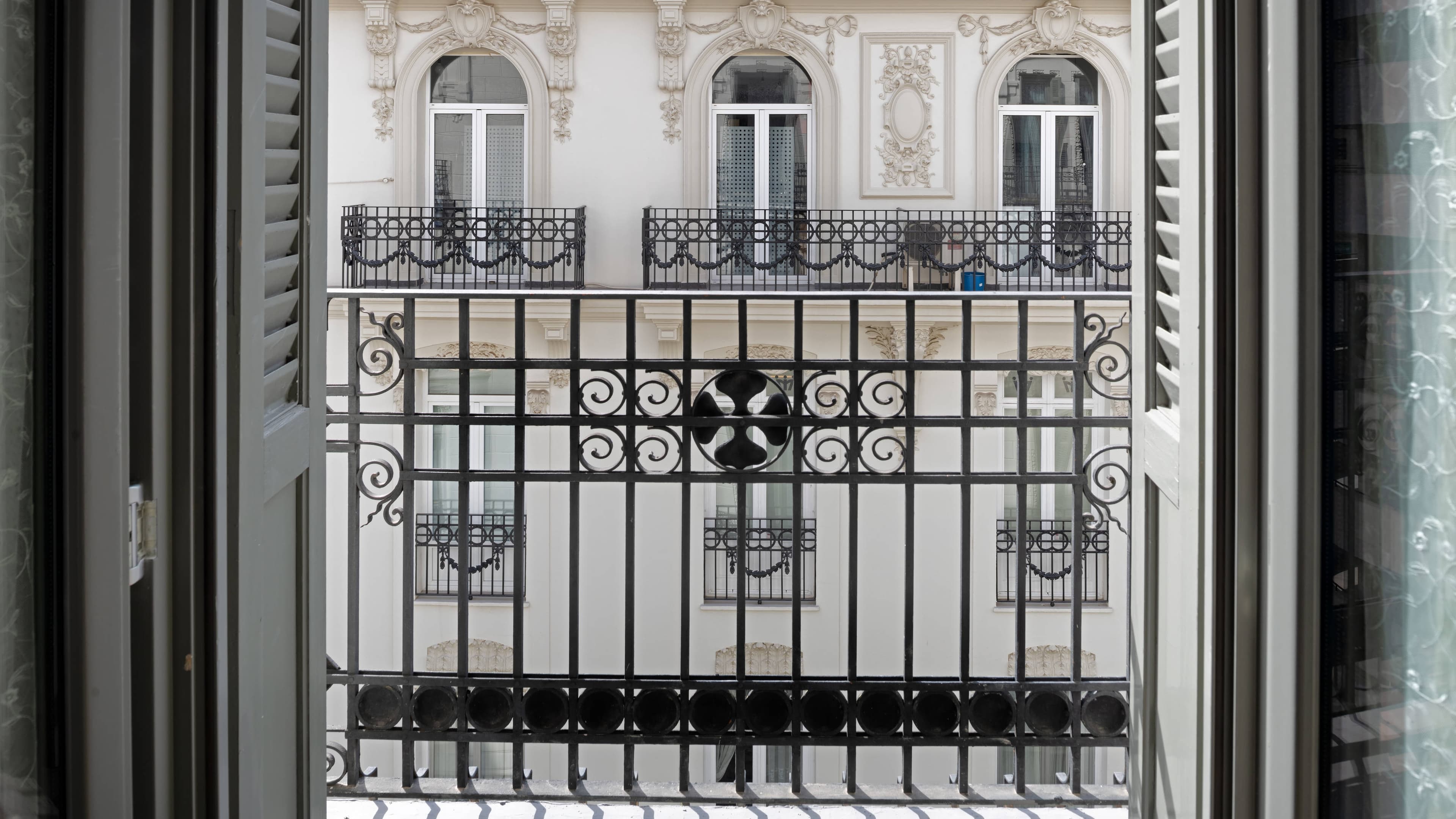 Deluxe King City View - Image 6