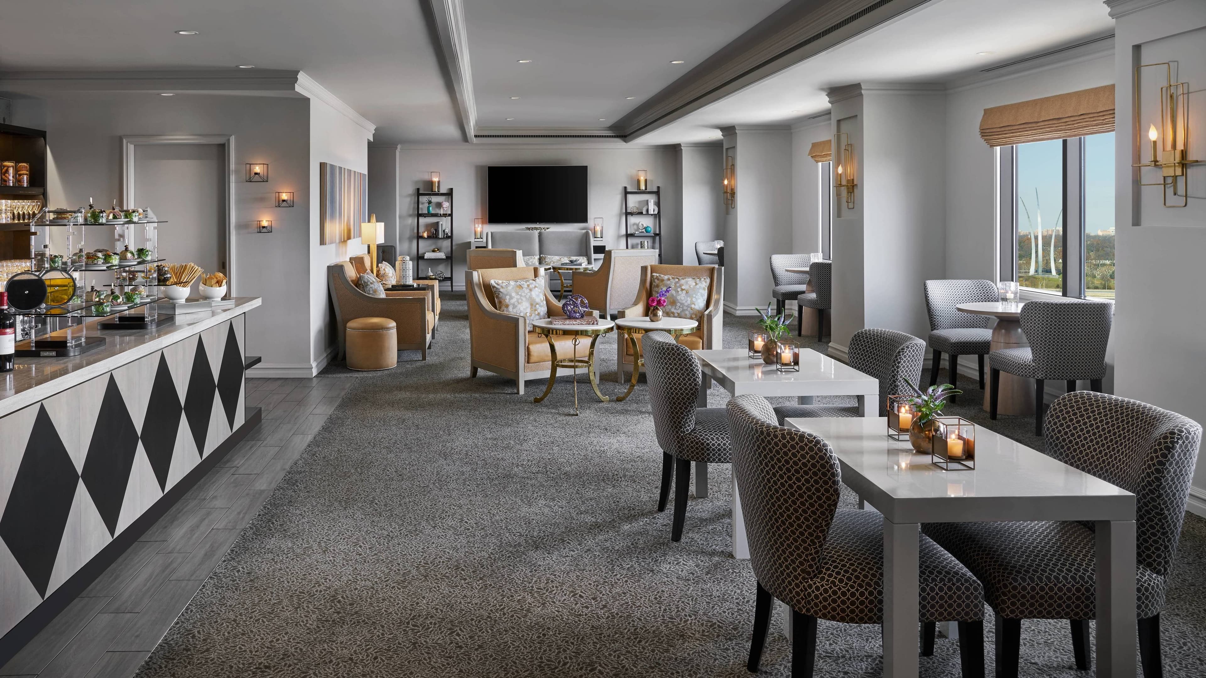 Club Level King Room - Image 7