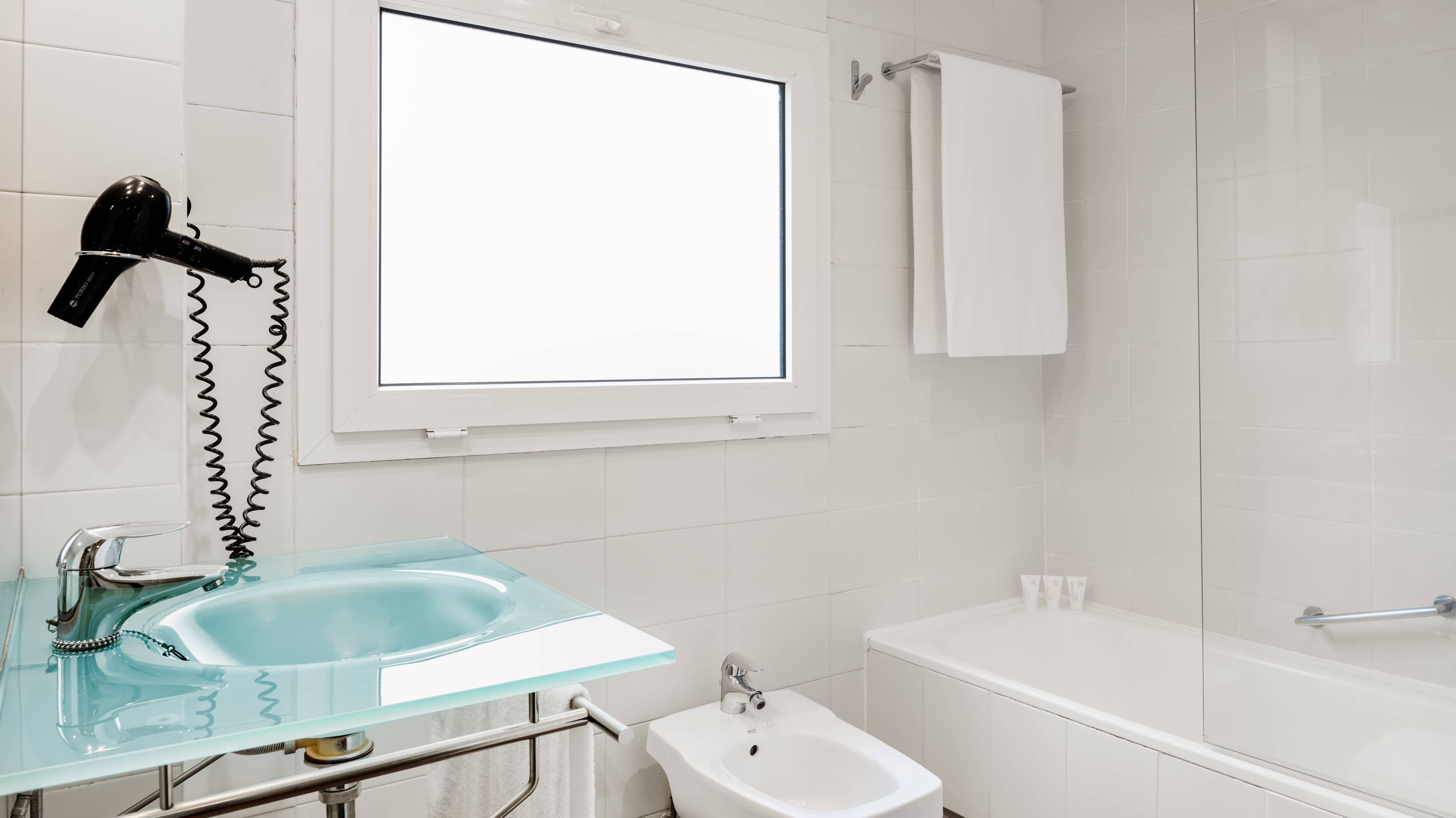 Standard Twin Pool View - Image 9