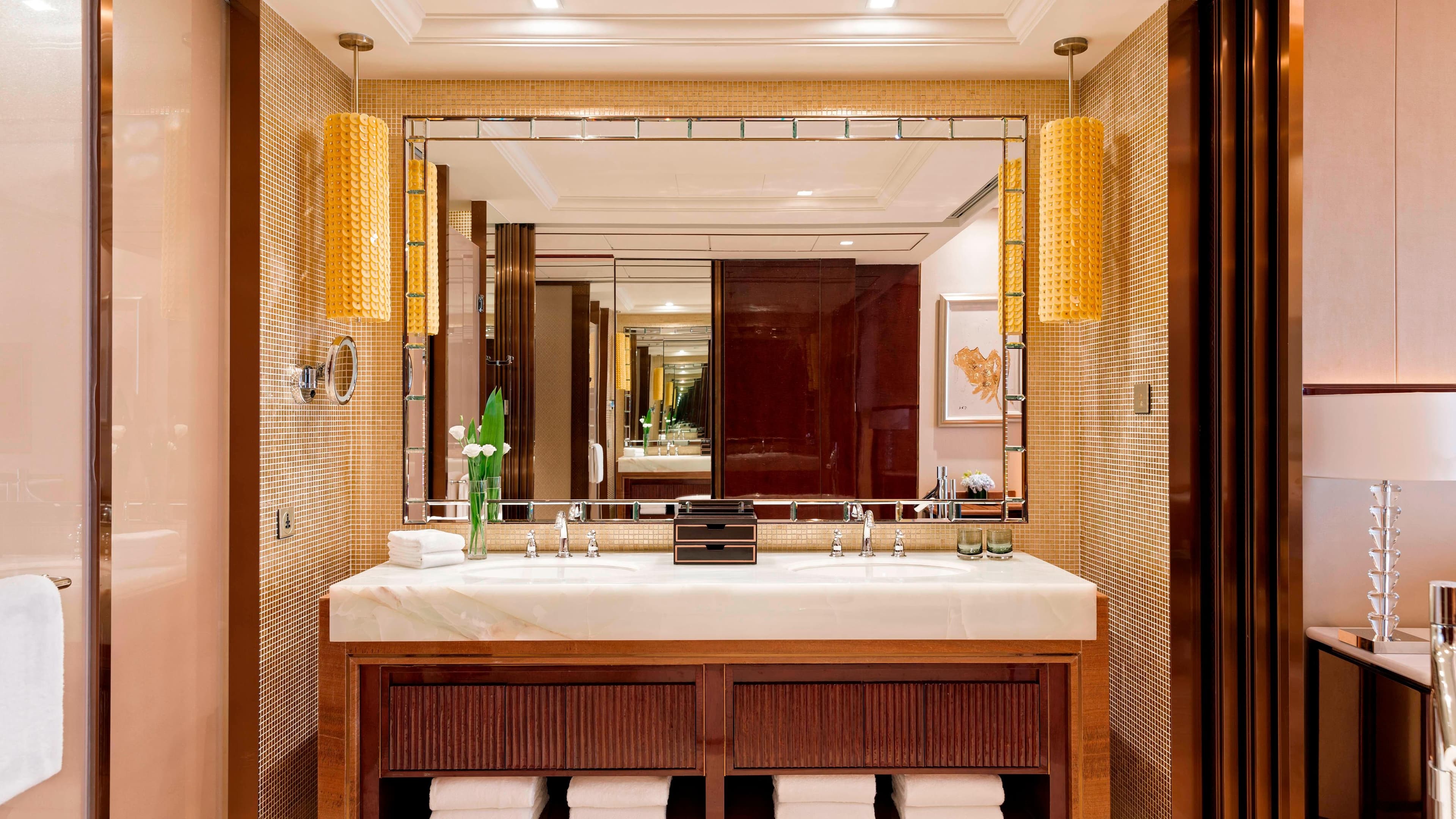 Deluxe King Room - Image 4