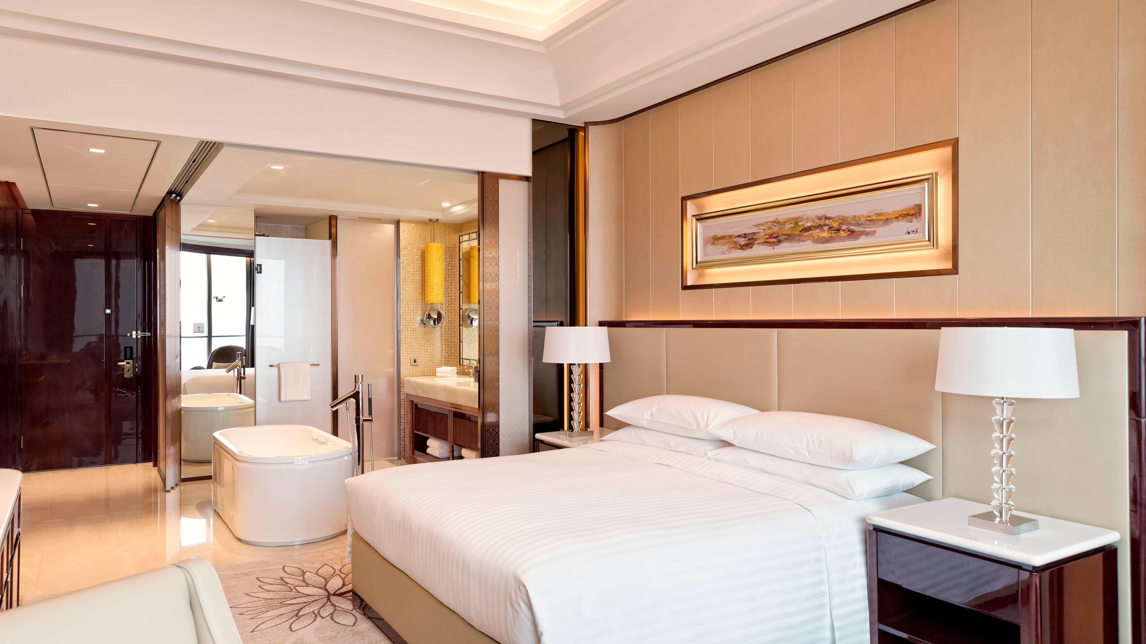 Deluxe King Room - Image 1