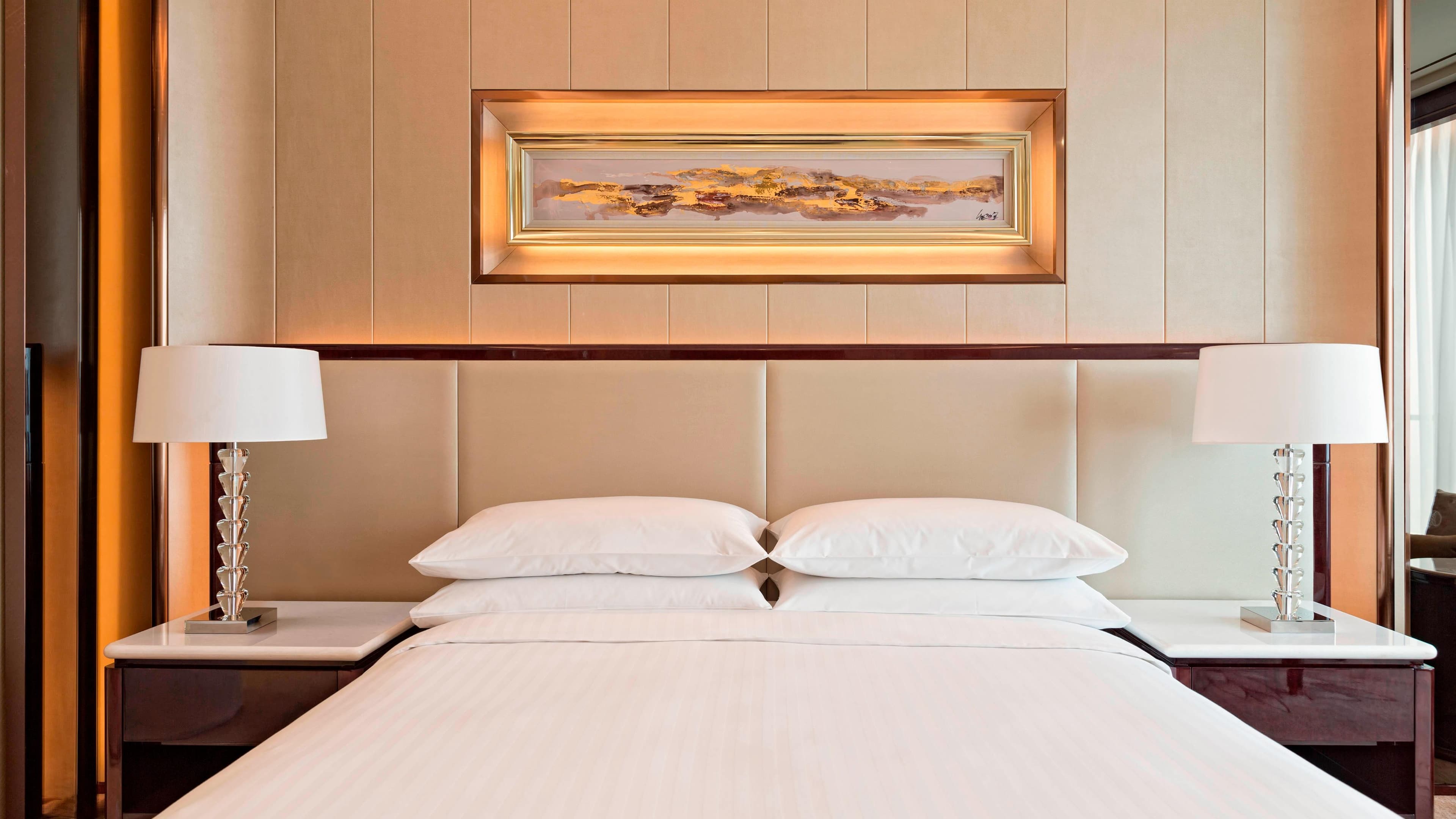 Deluxe King Room - Image 2