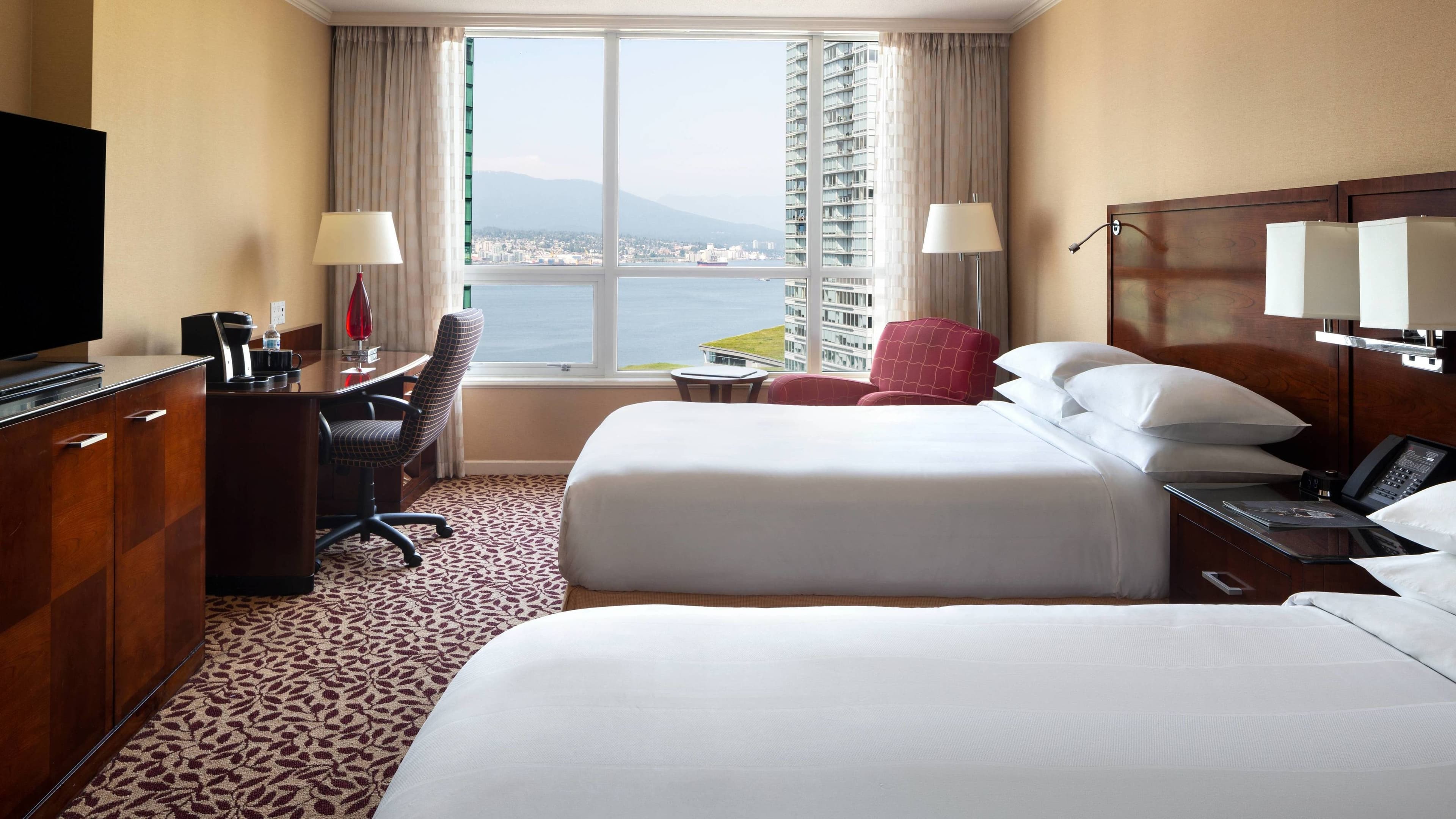 Holiday Inn & Suites Vancouver Downtown — 11