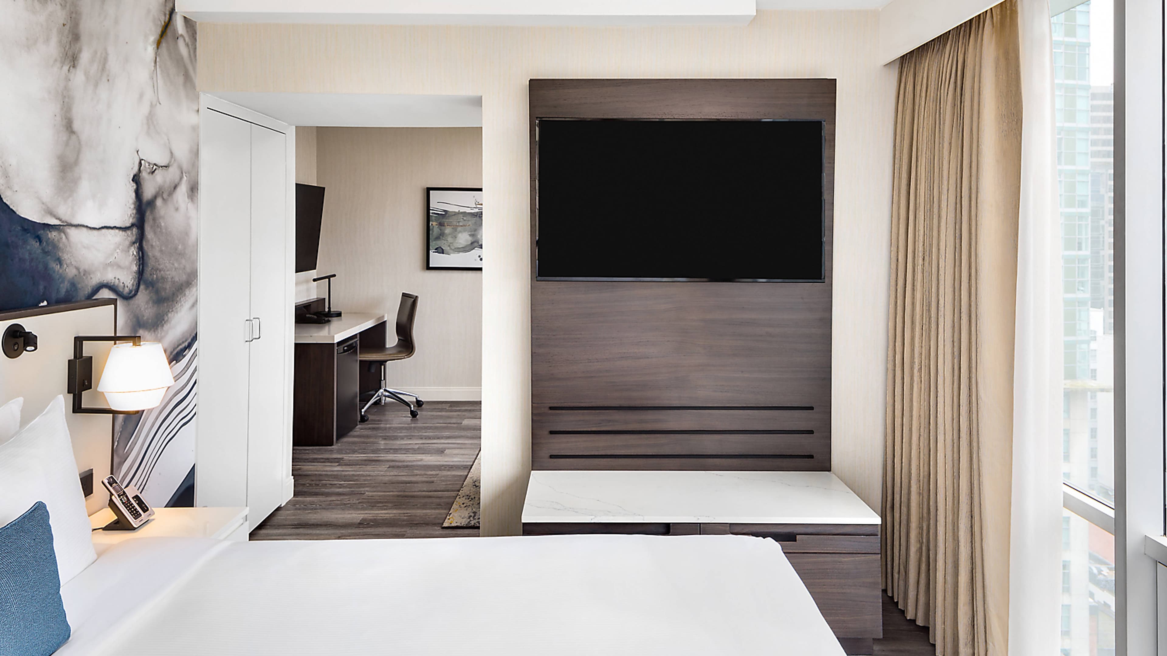 Delta Hotels Vancouver Downtown Suites - Image 3