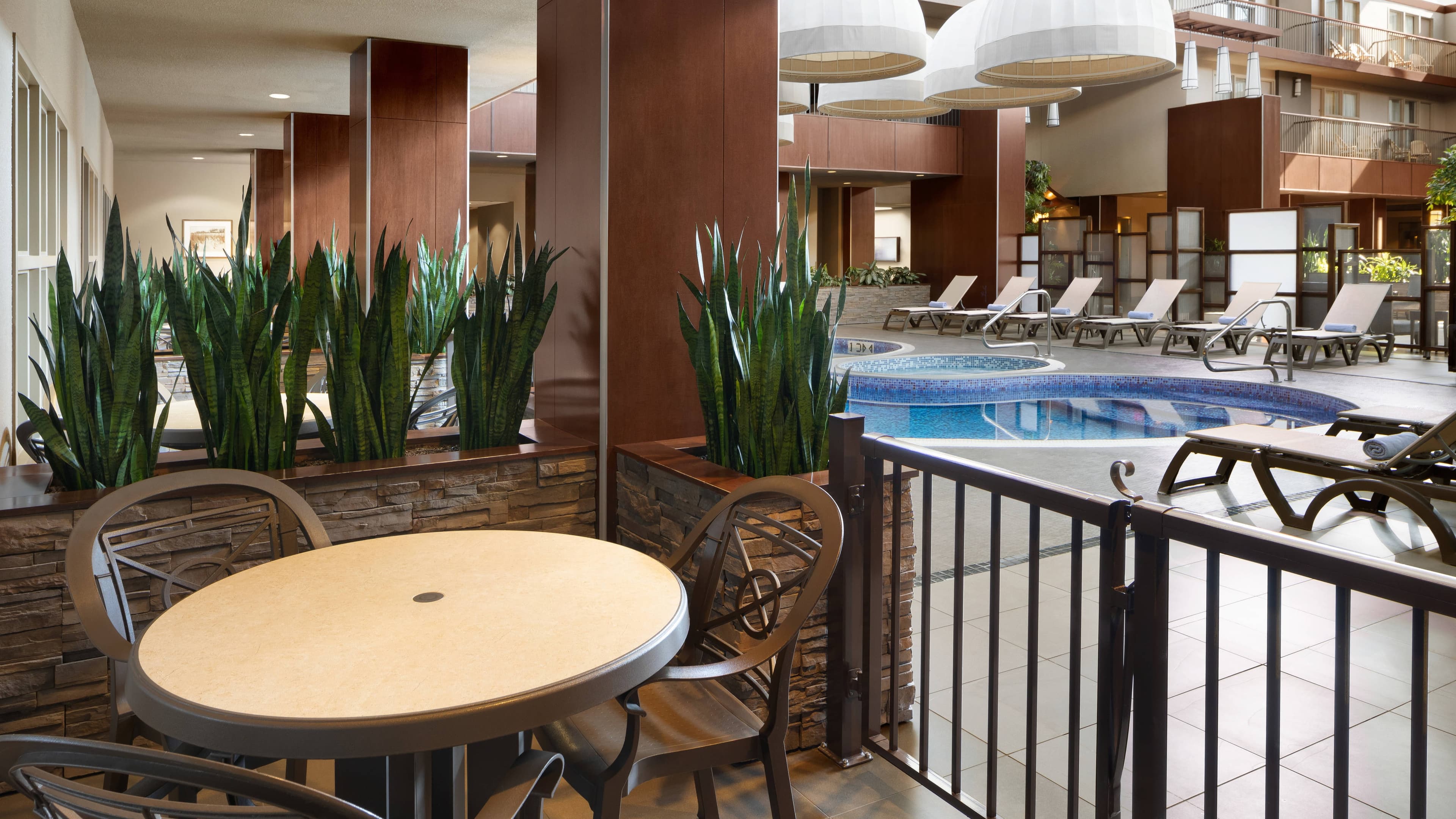 Deluxe Poolside - Image 5