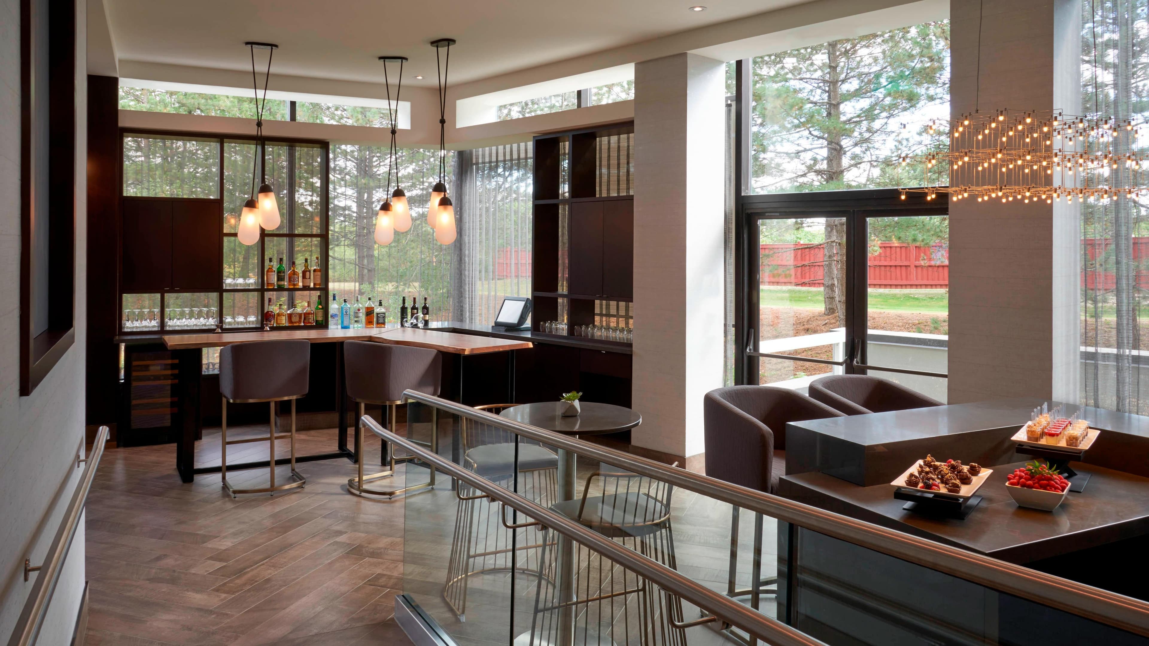 M Club lounge access - Image 8