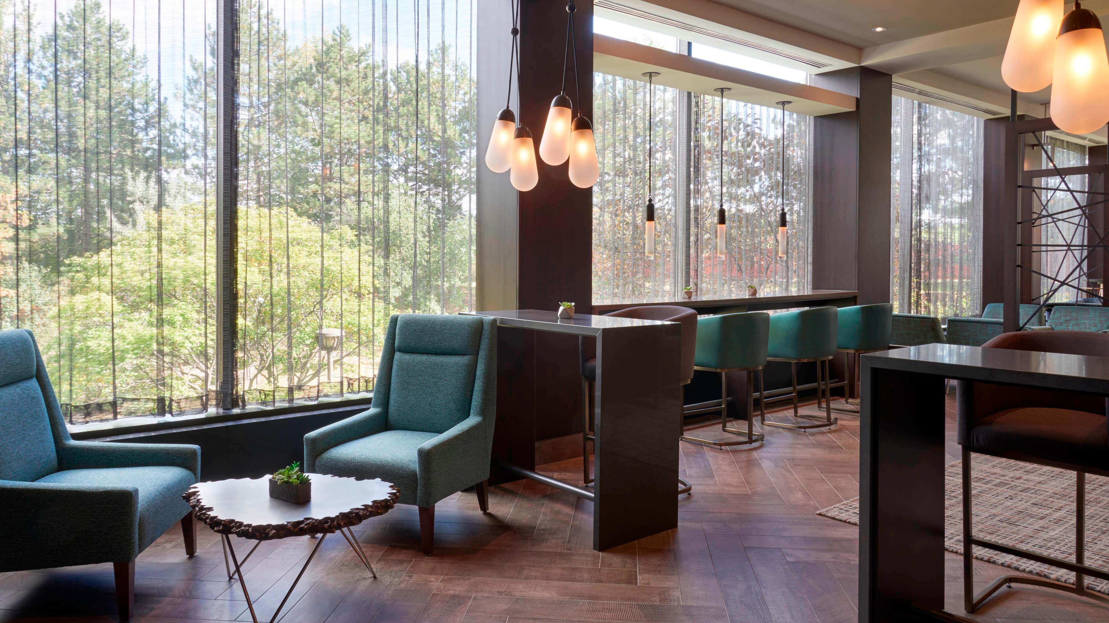 M Club lounge access - Image 10