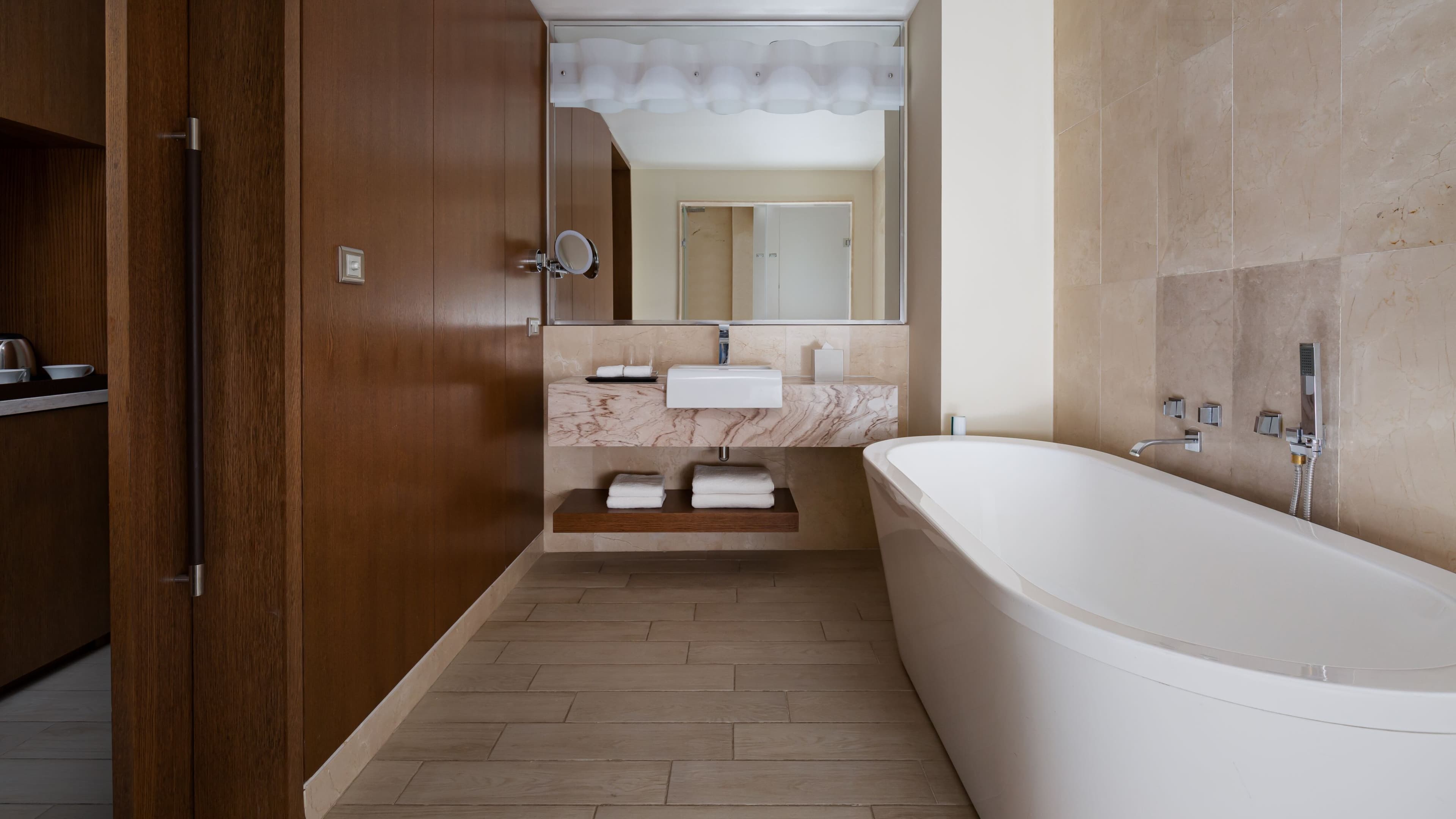 Deluxe Guest room - Image 5