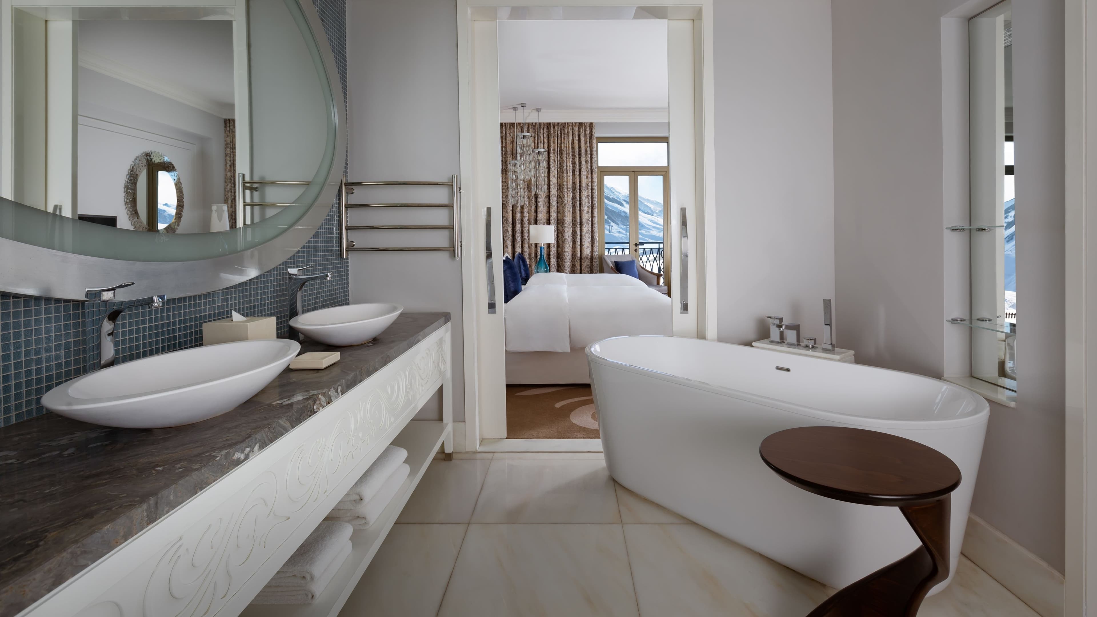 Deluxe Room with Balcony - Image 15