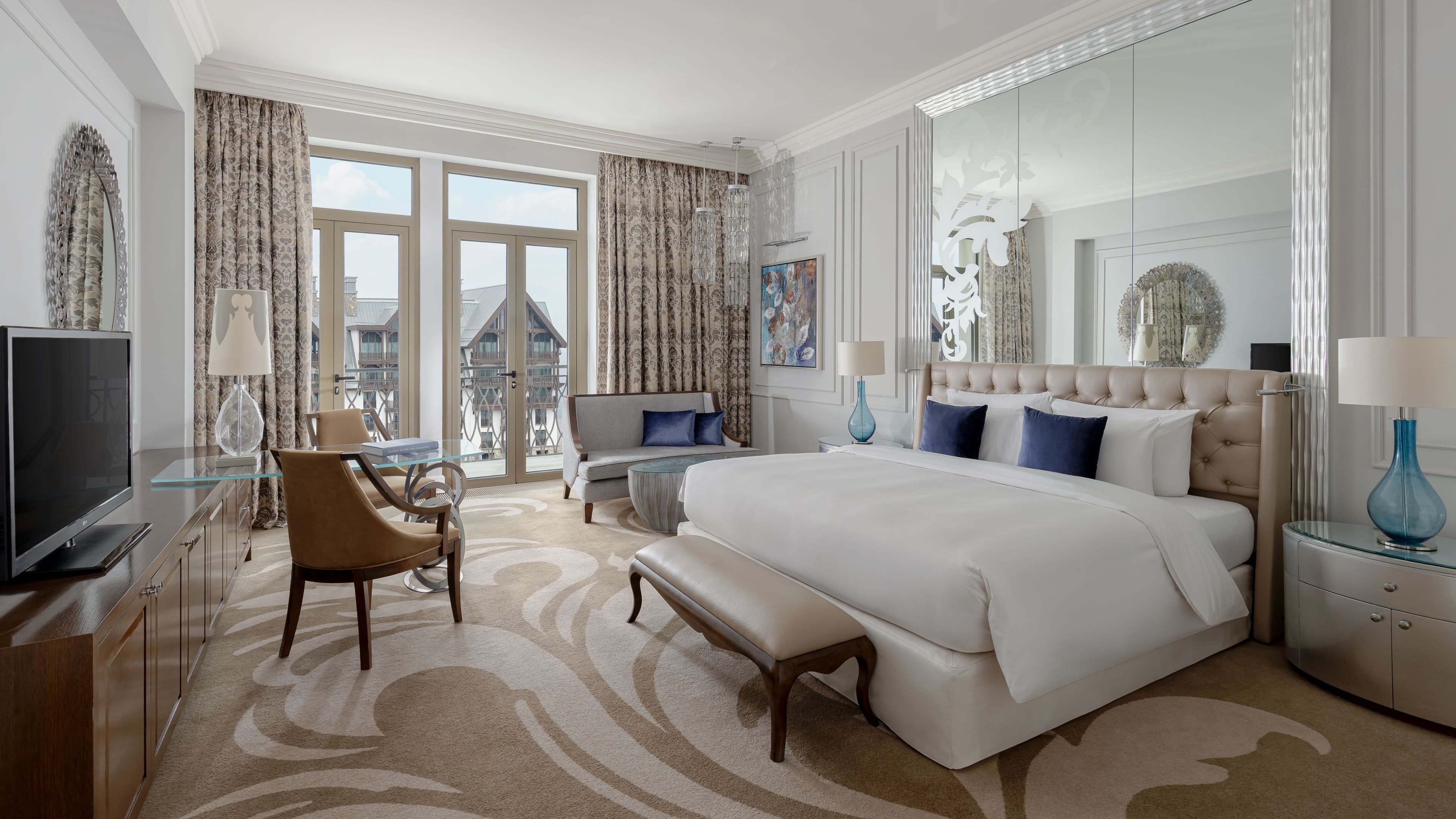 Deluxe Room with Balcony - Image 9