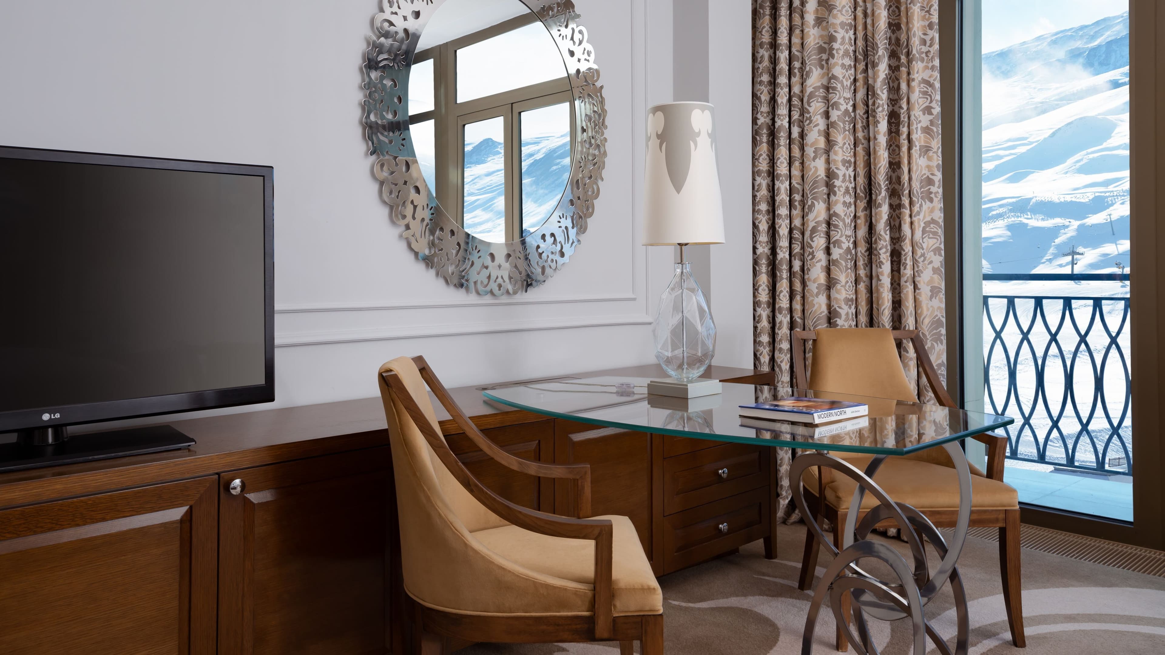 Deluxe Room with Balcony - Image 2