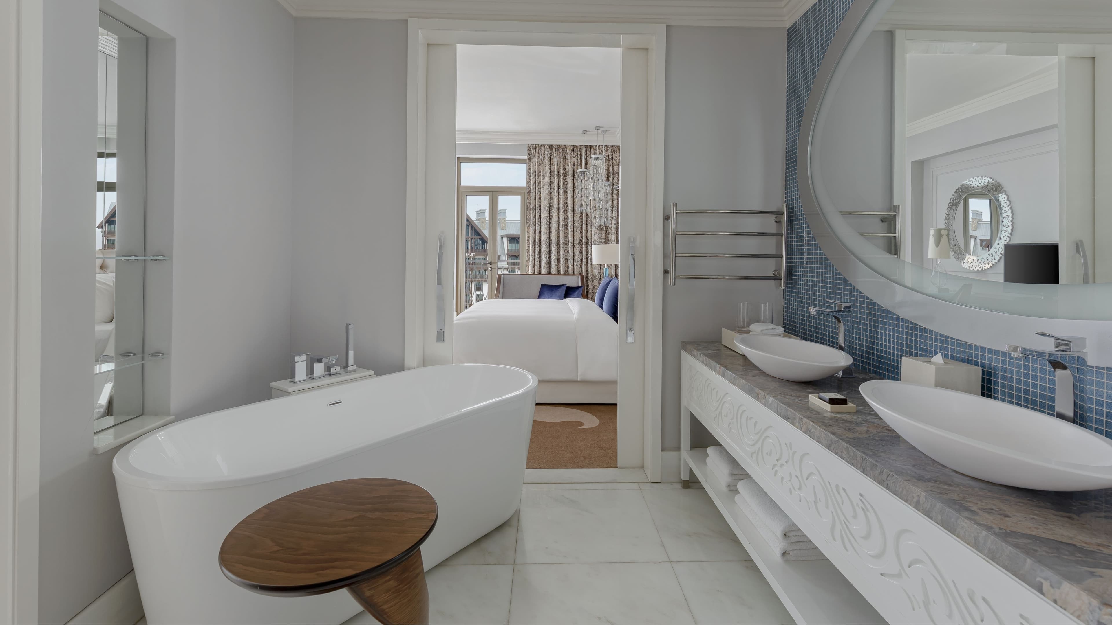 Deluxe Room with Balcony - Image 10