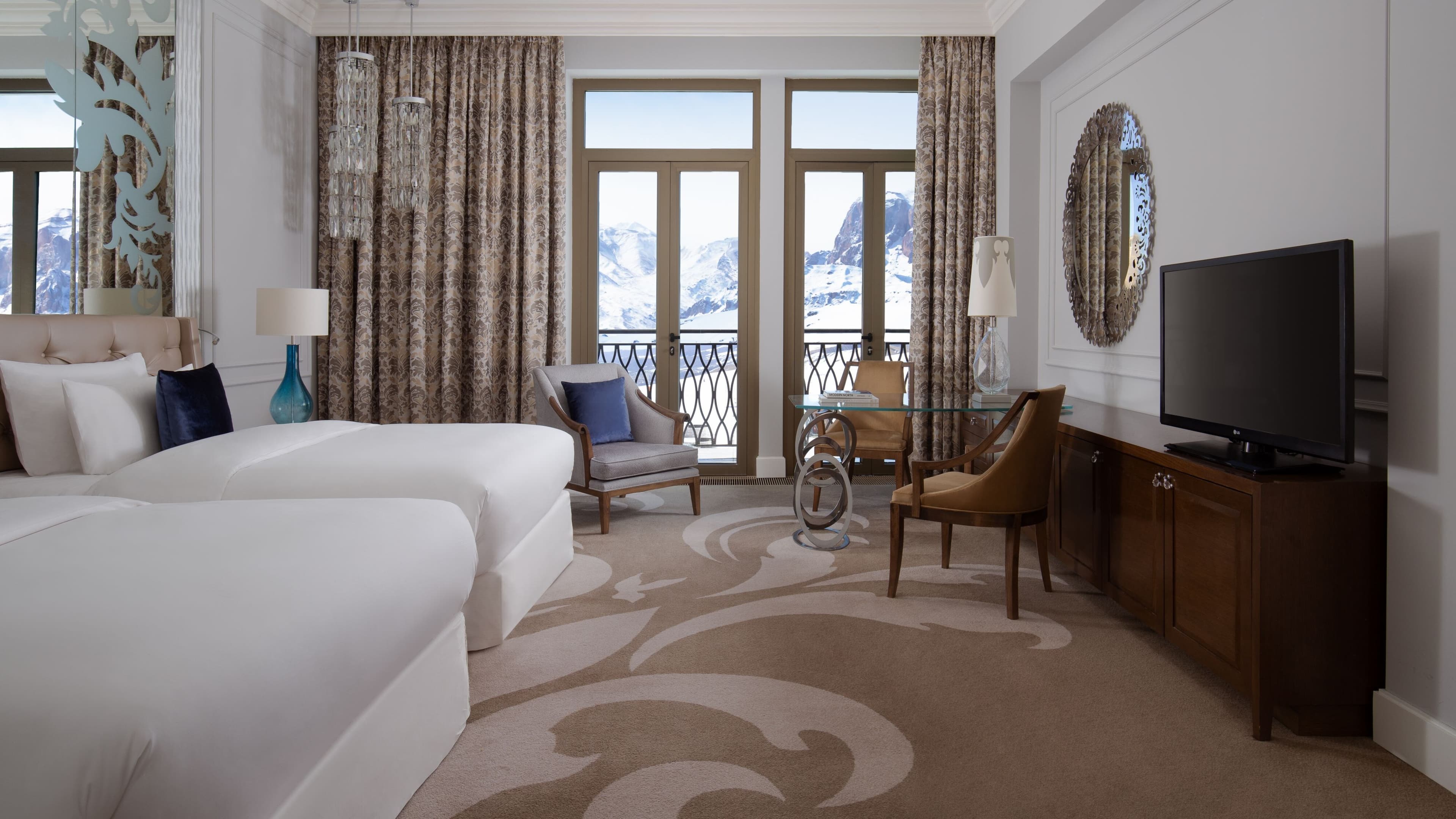 Deluxe Room with Balcony - Image 1