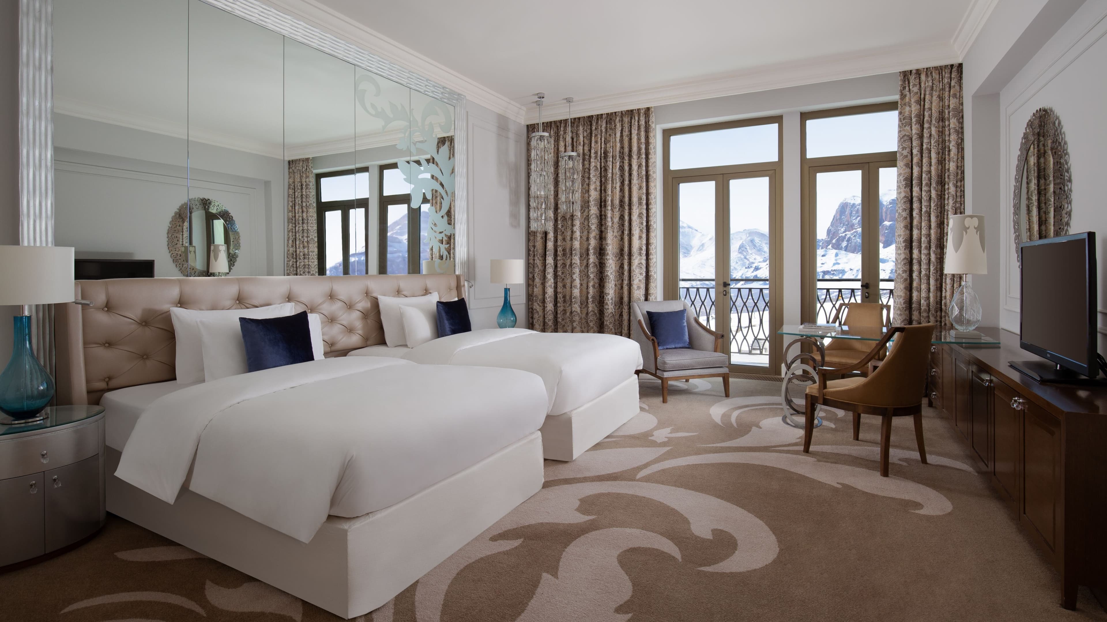 Deluxe Room with Balcony - Image 4