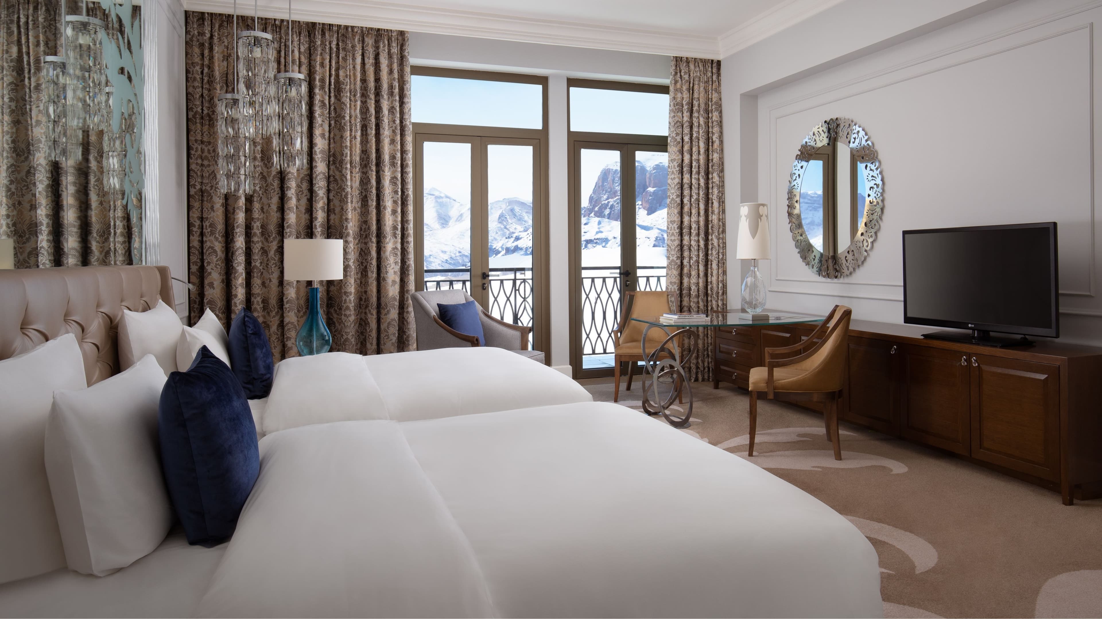 Deluxe Room with Balcony - Image 6