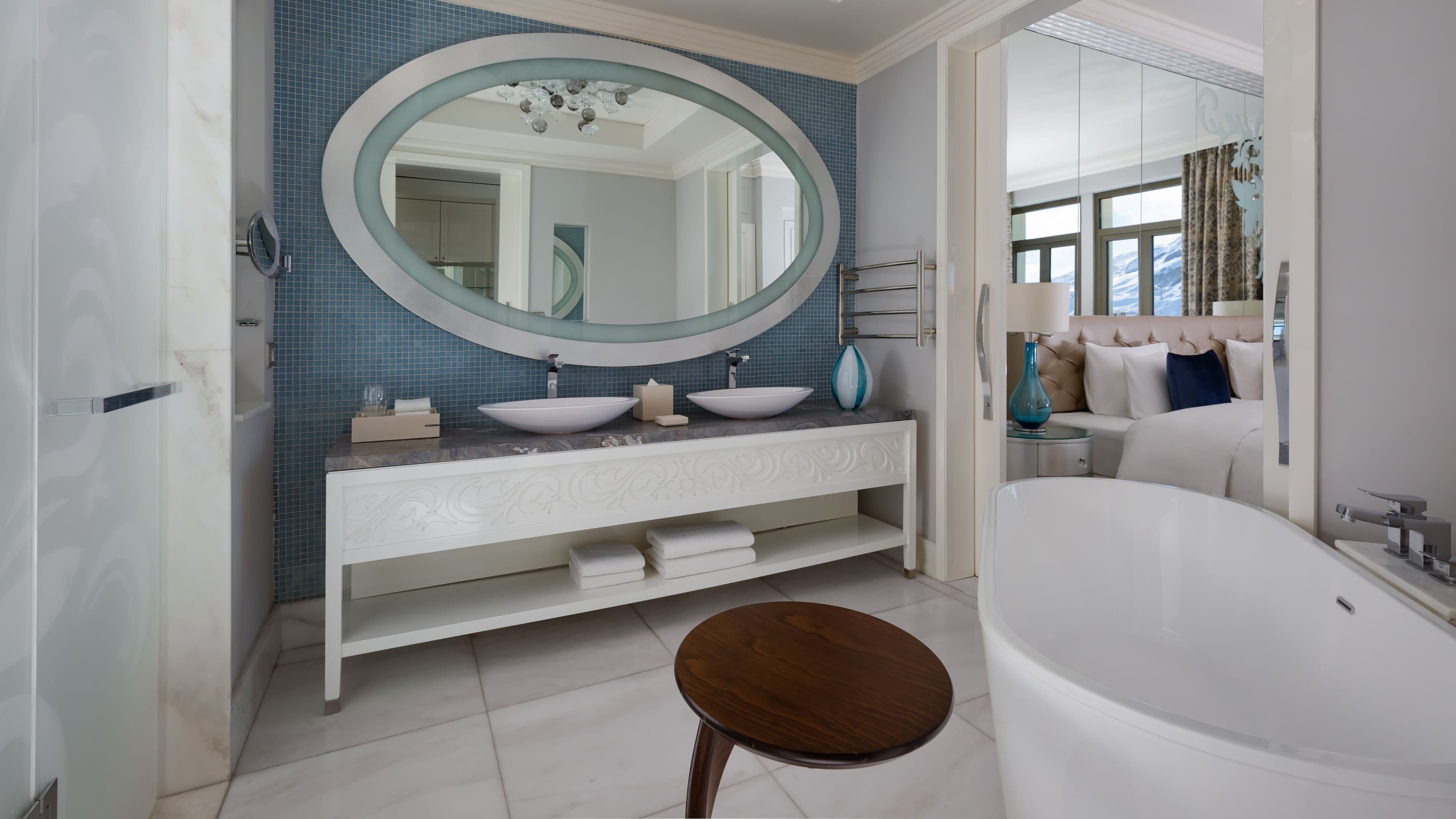 Deluxe Room with Balcony - Image 13