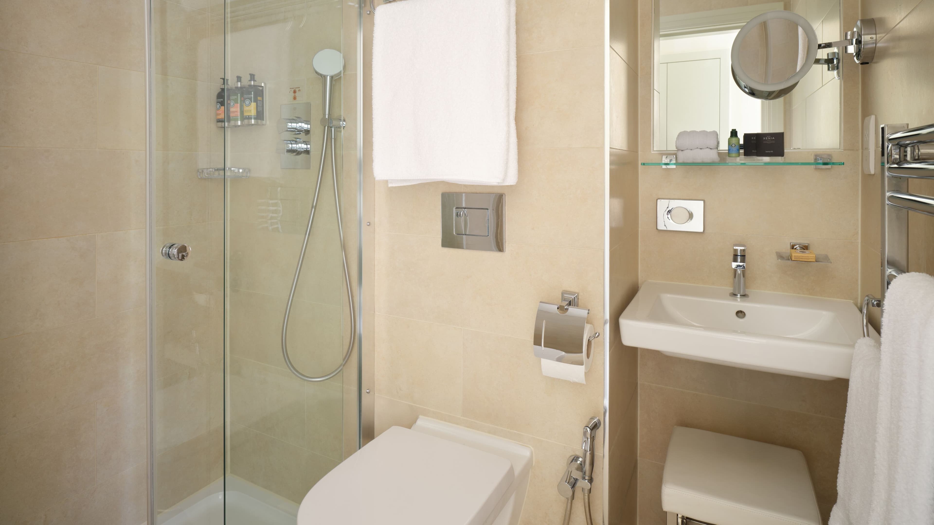 Deluxe Guest Room - Image 4