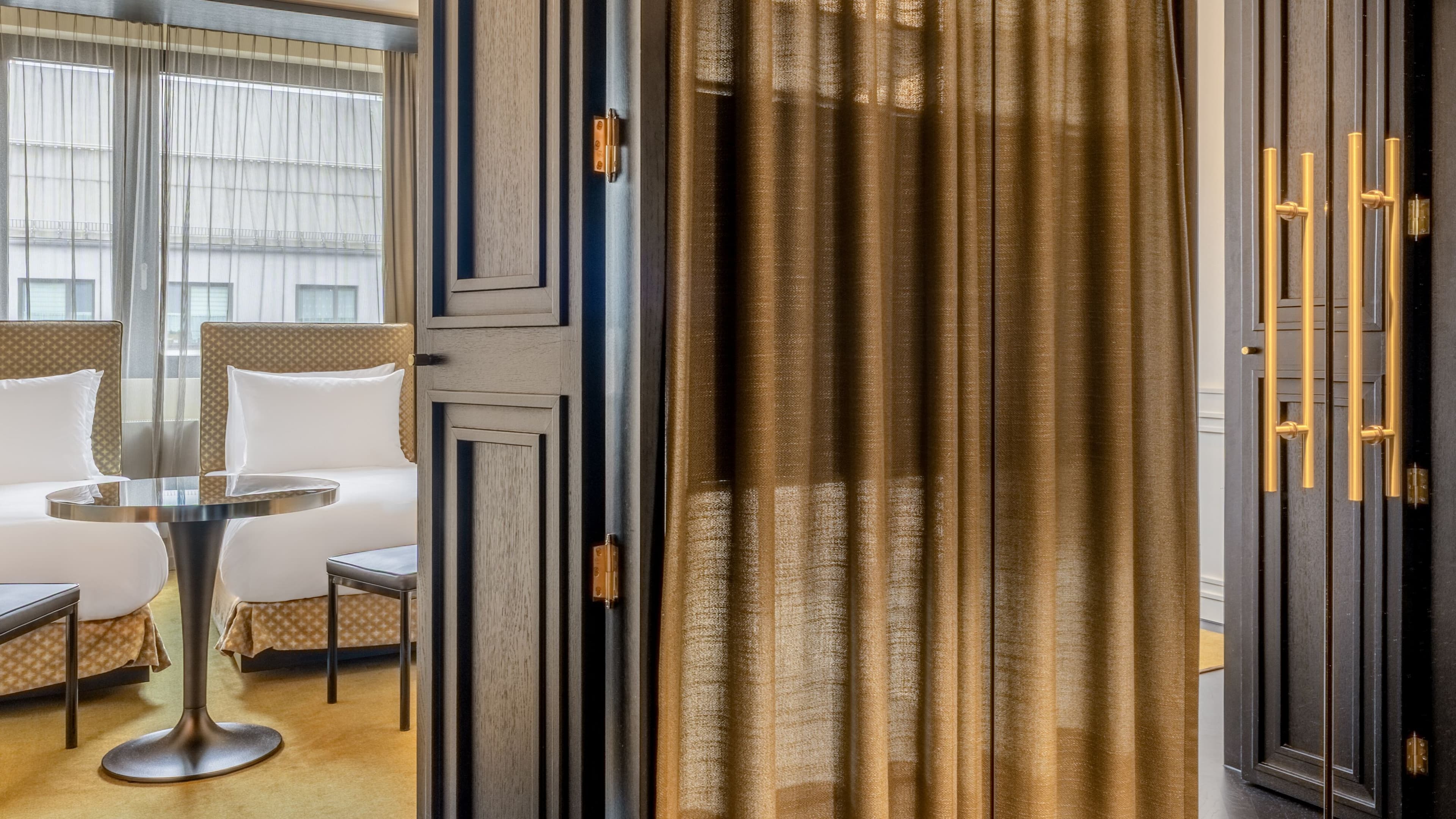 Roomers Munich, Autograph Collection - Image 5