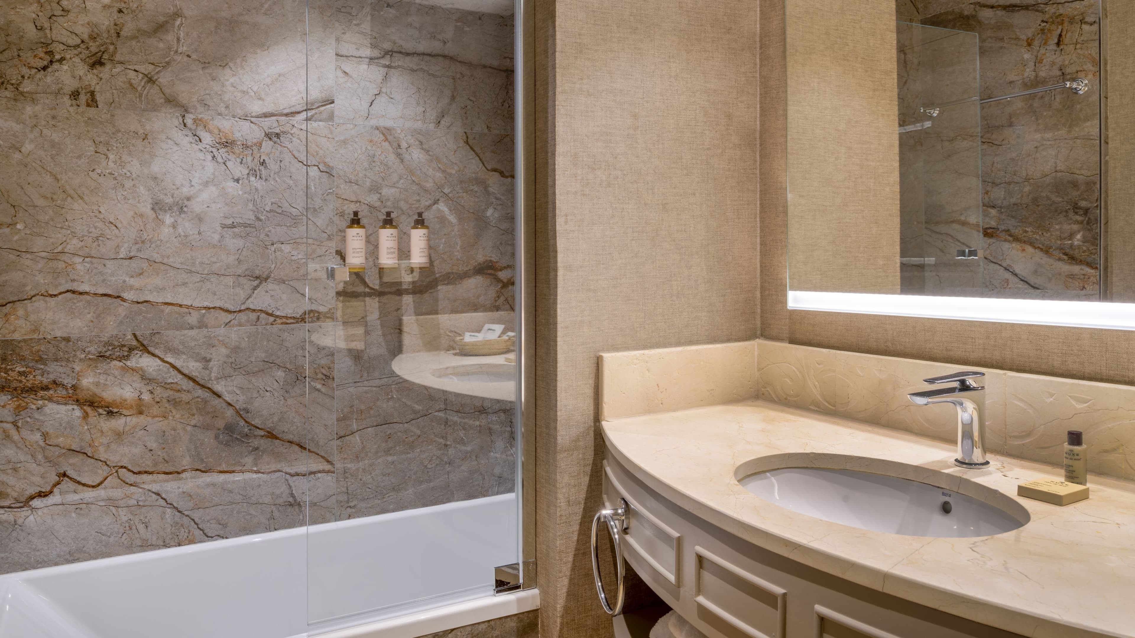 Deluxe Guest room - Image 5