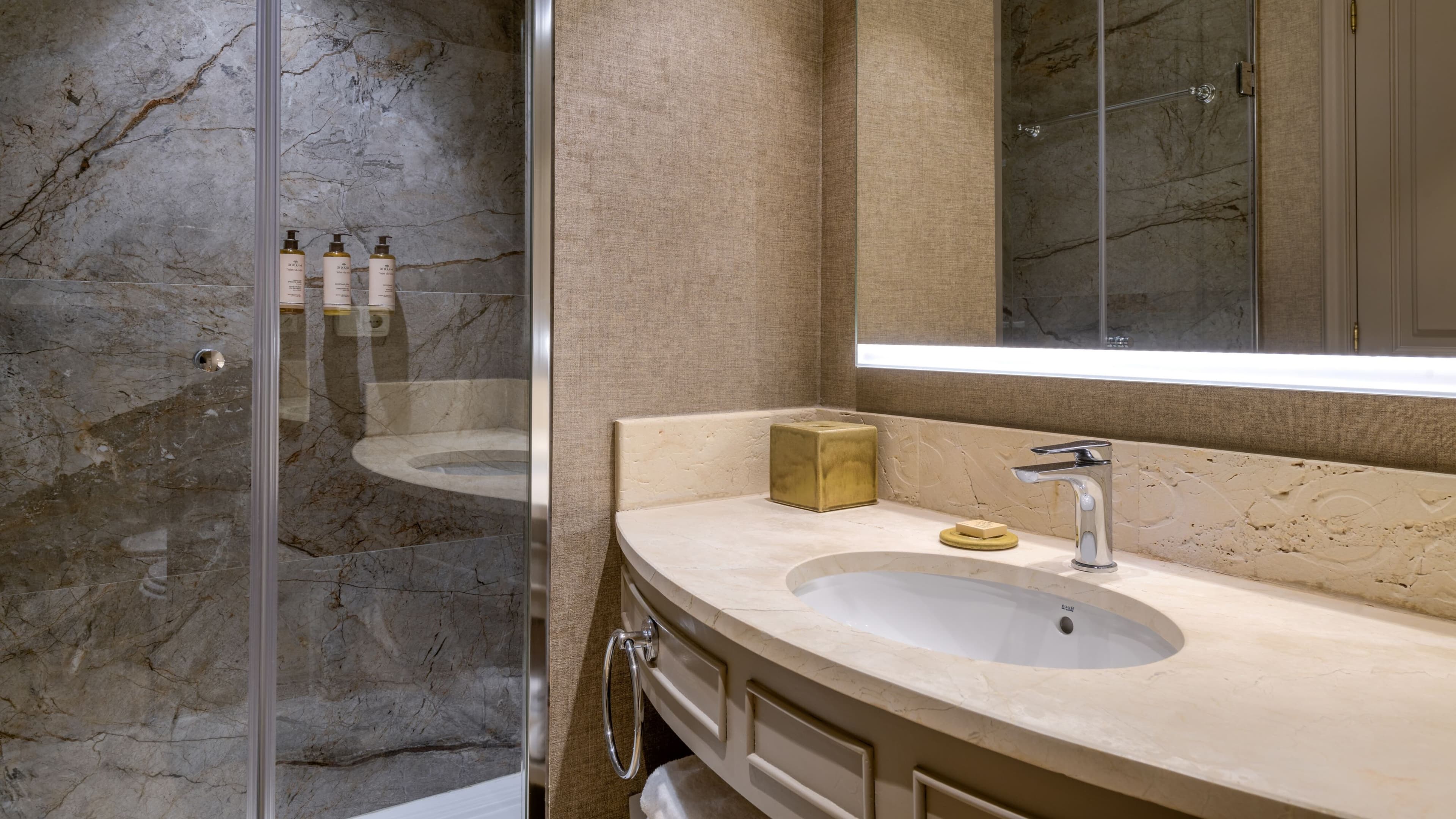 Deluxe Guest room - Image 6