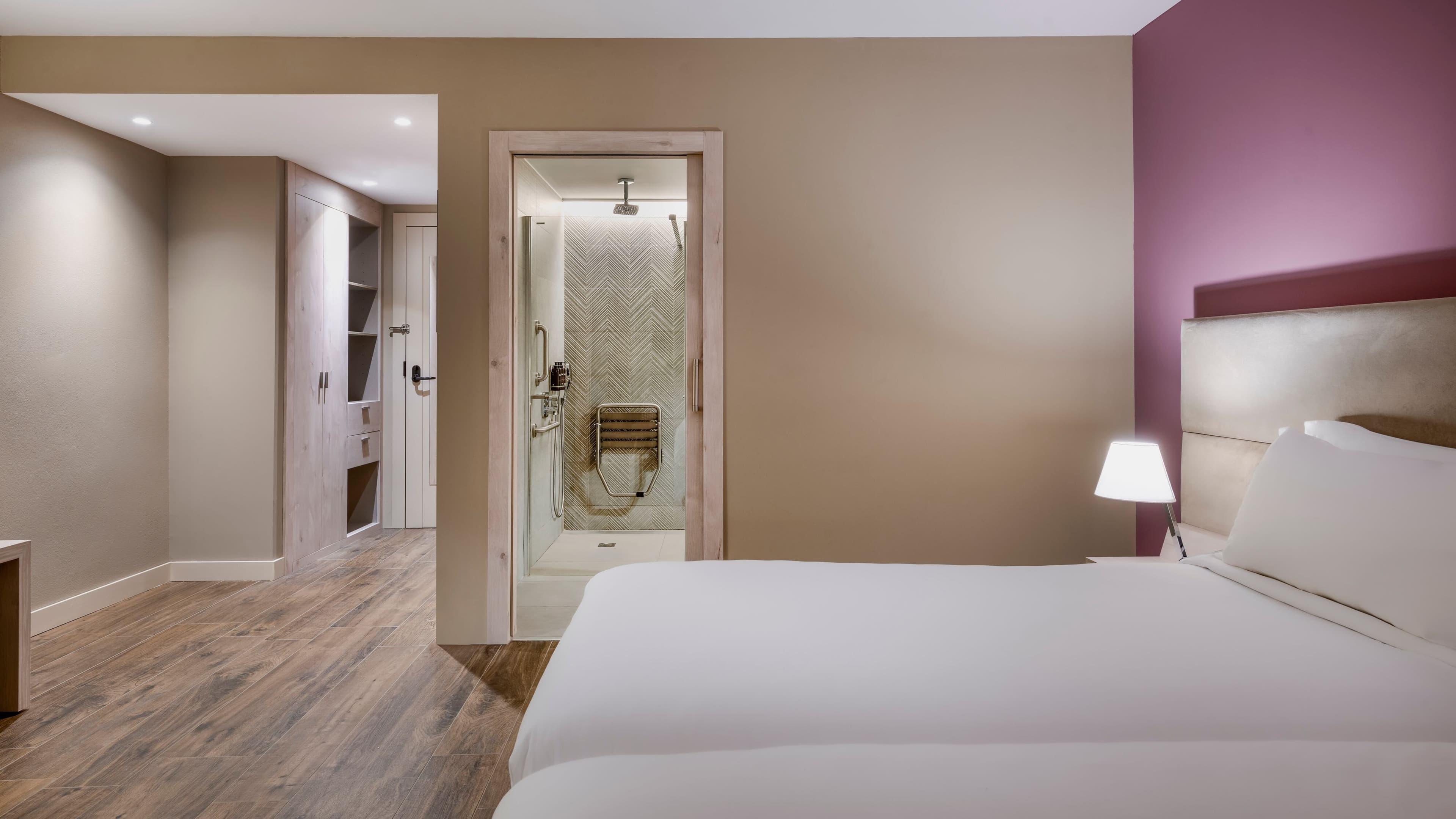 Deluxe Guest room - Image 6