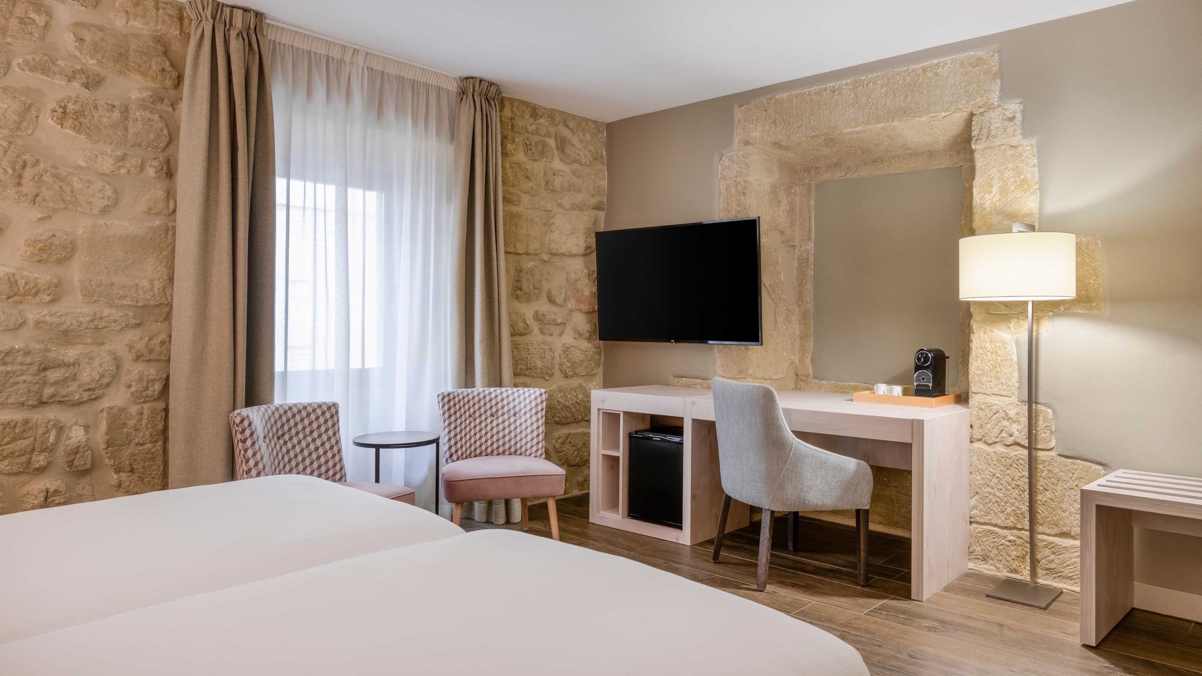 Deluxe Guest room - Image 4