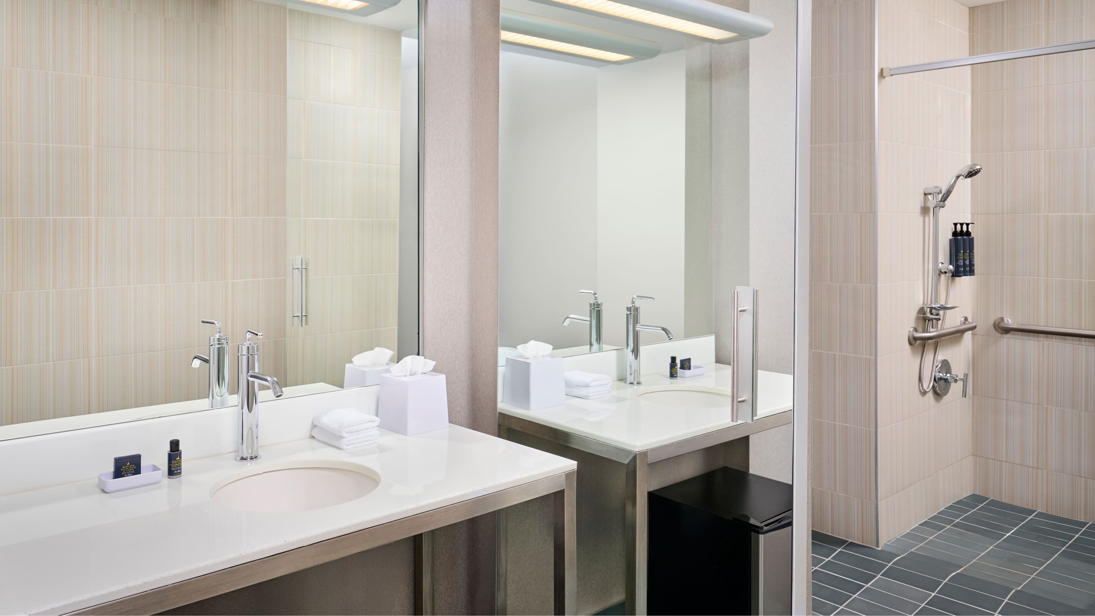Aloft Montreal Airport — 9