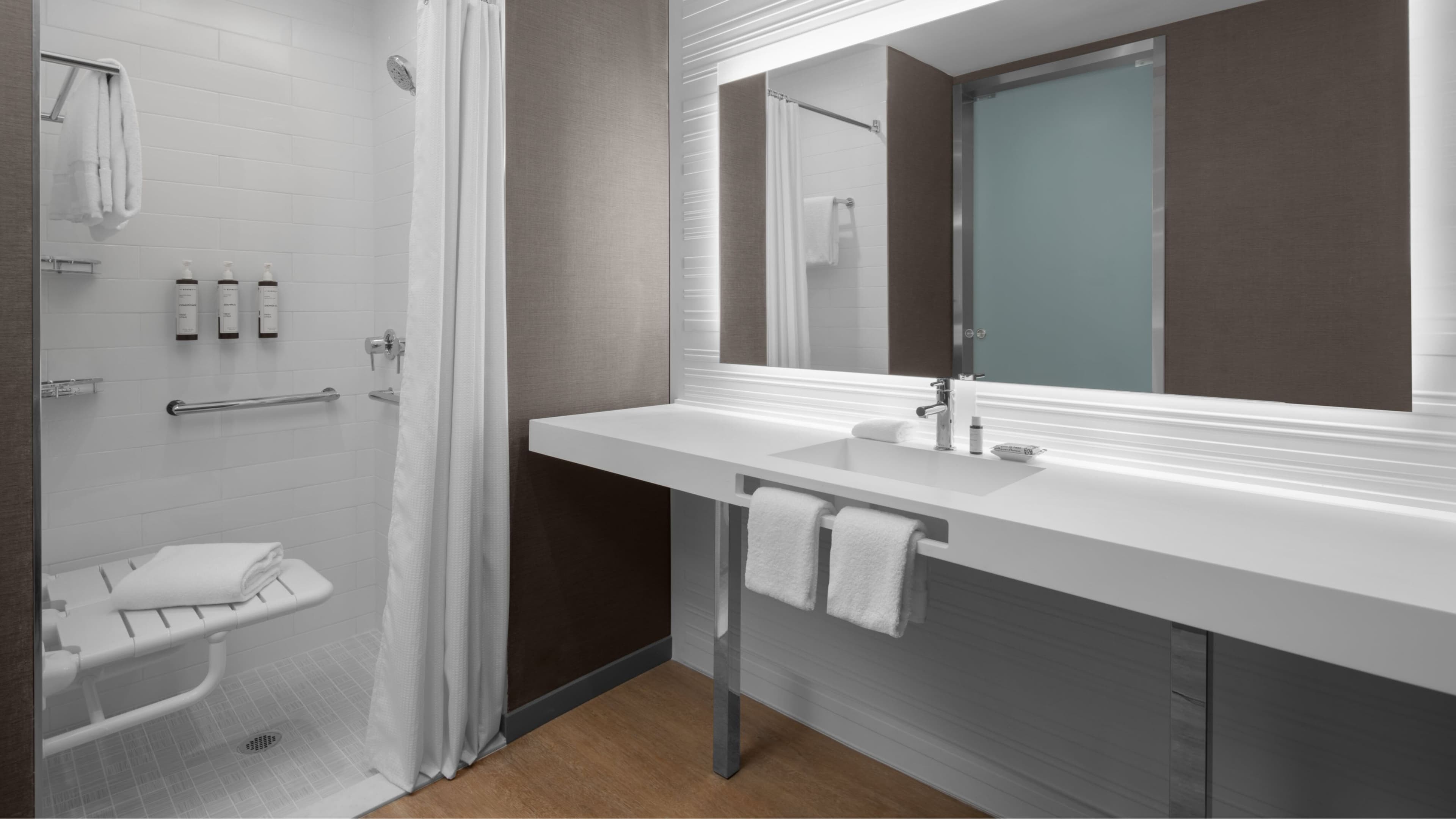 Queen Queen Room - Image 7