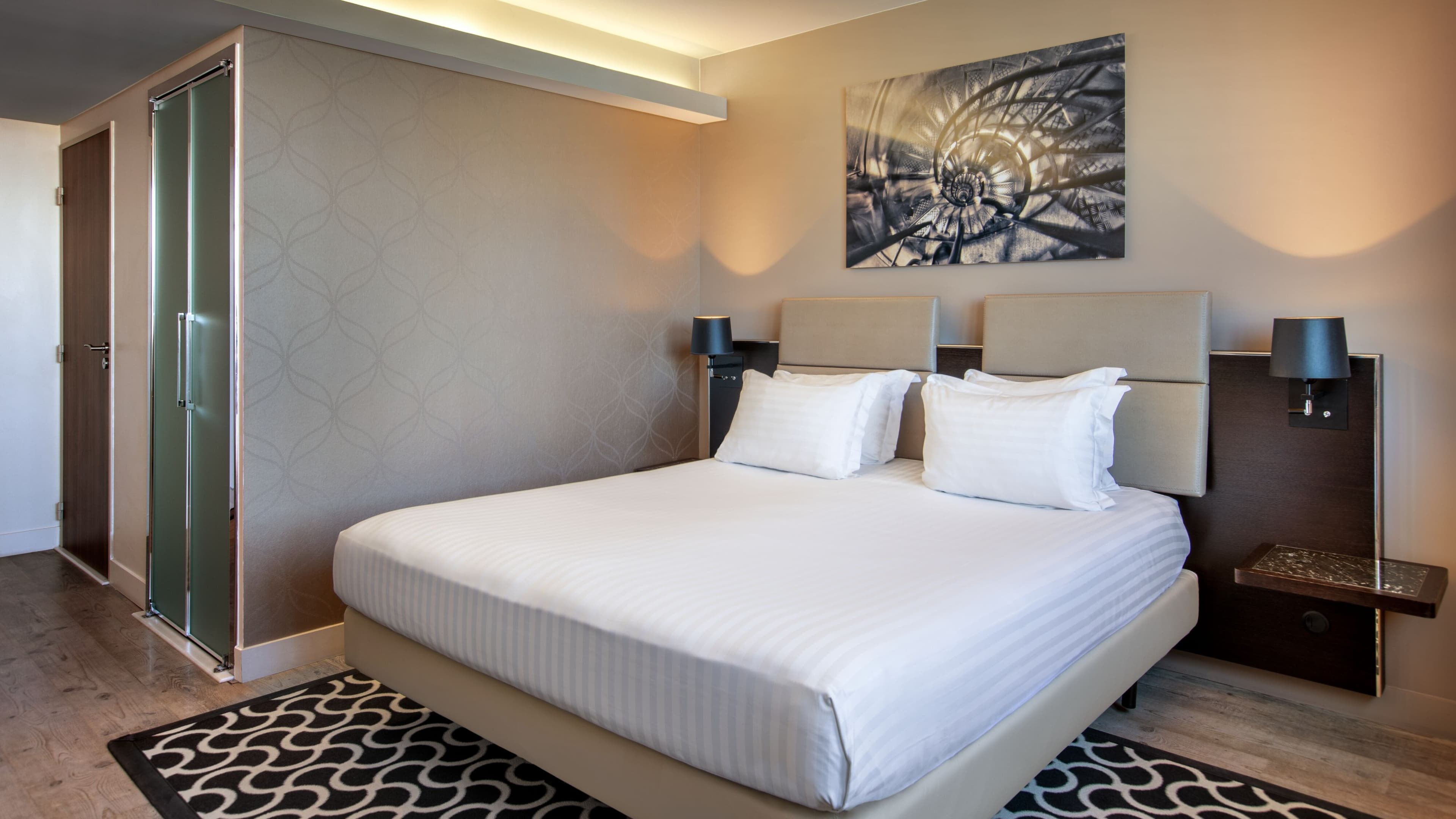 Deluxe Room - Image 4