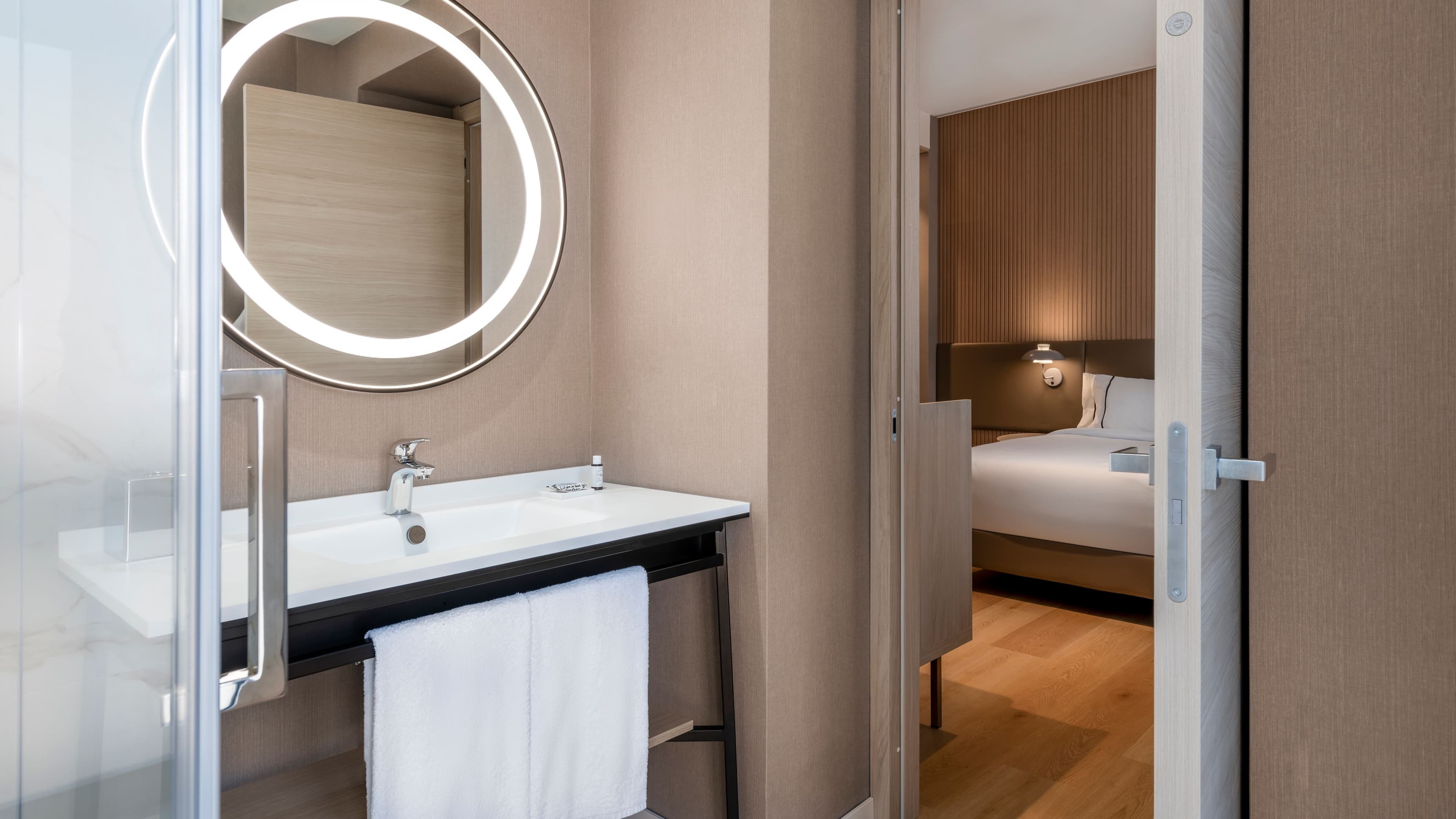 Deluxe Guest room - Image 6