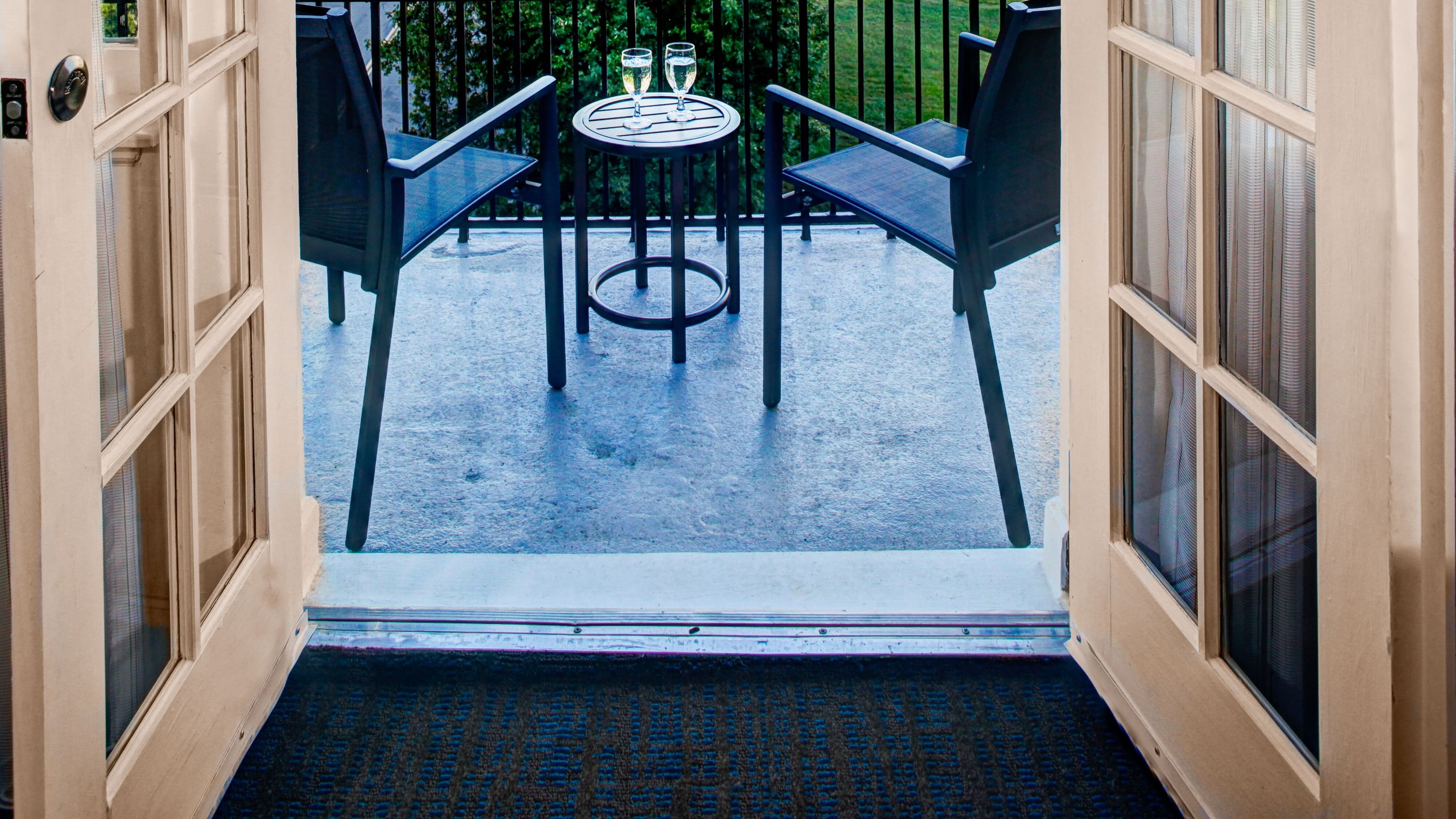 Studio Queen Balcony - Image 9