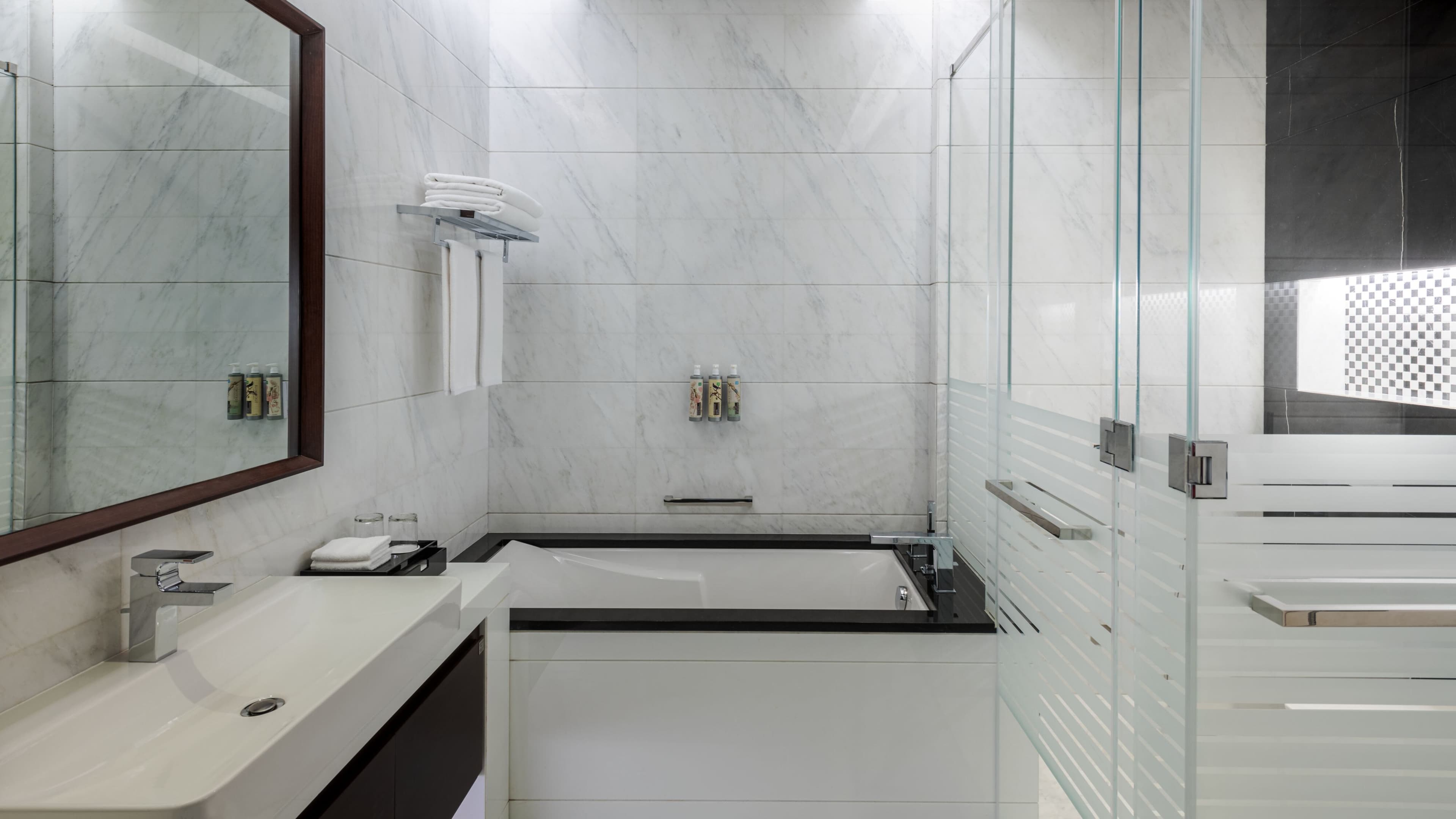Deluxe Twin Bay View - Image 2