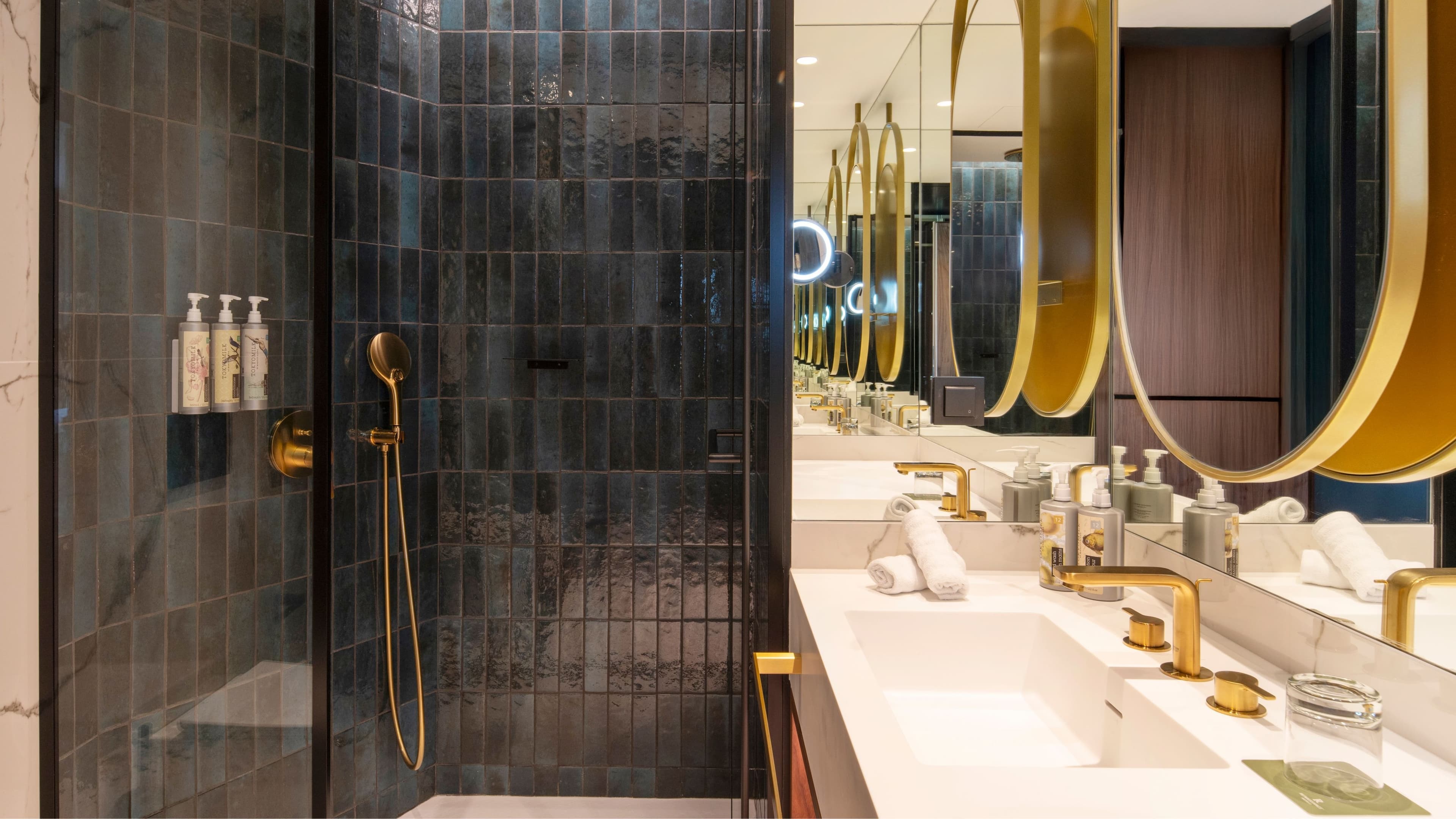 Deluxe King City View - Image 8