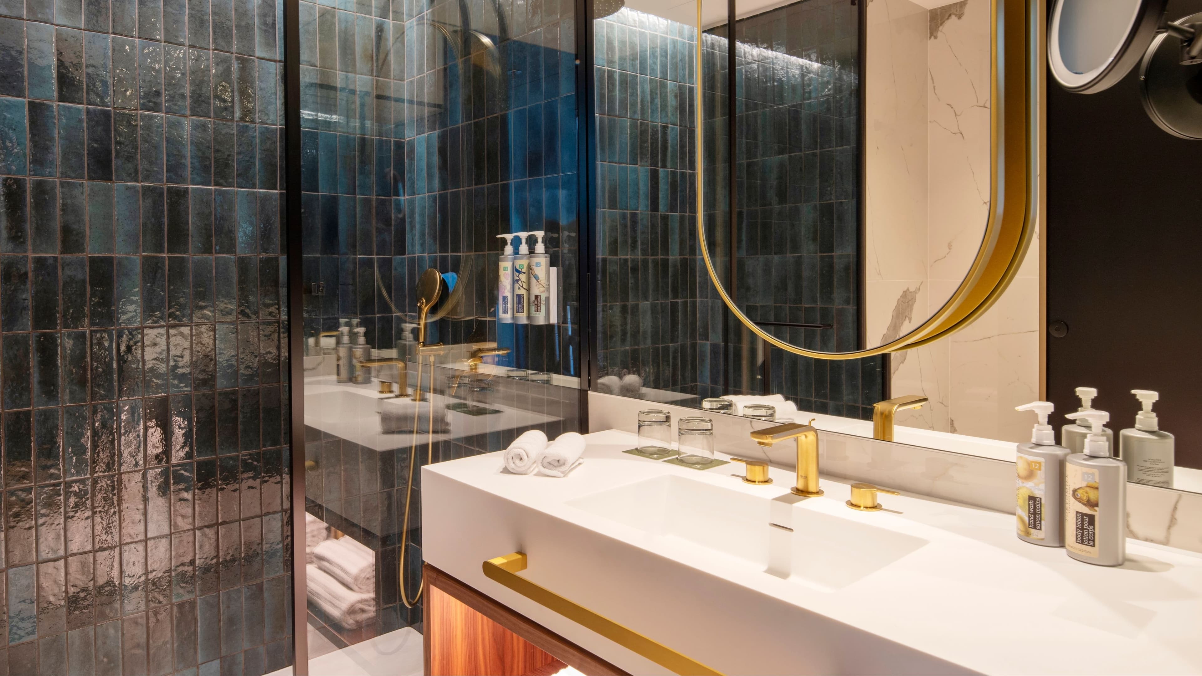 Deluxe King City View - Image 9