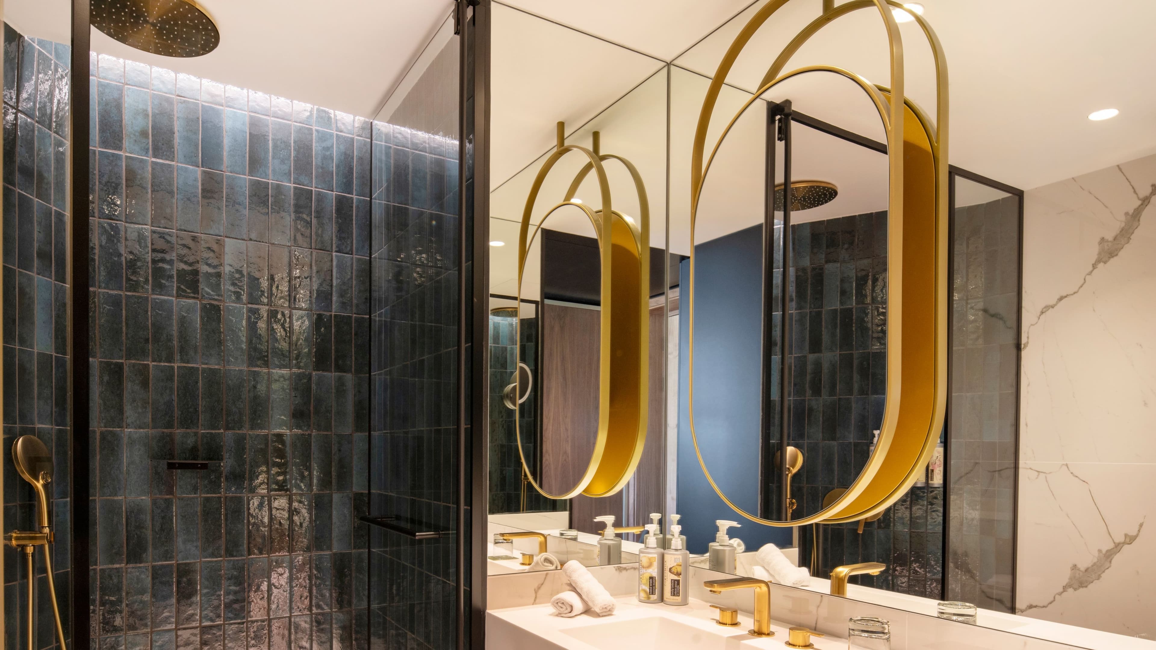 Deluxe King City View - Image 7