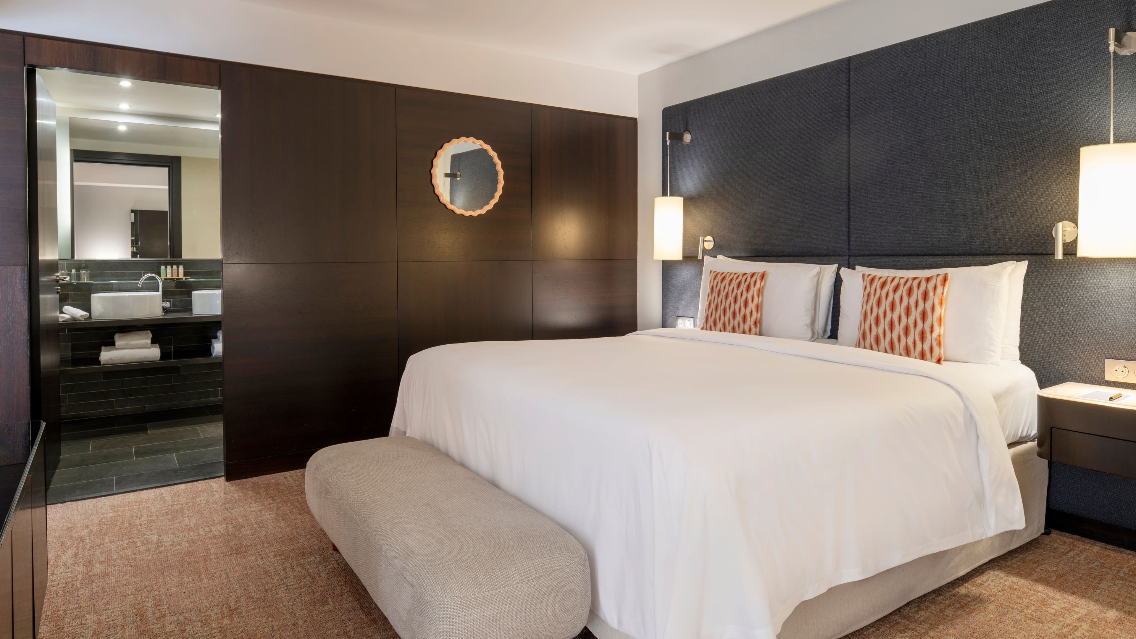 Renaissance Paris Arc de Triomphe Hotel — 47