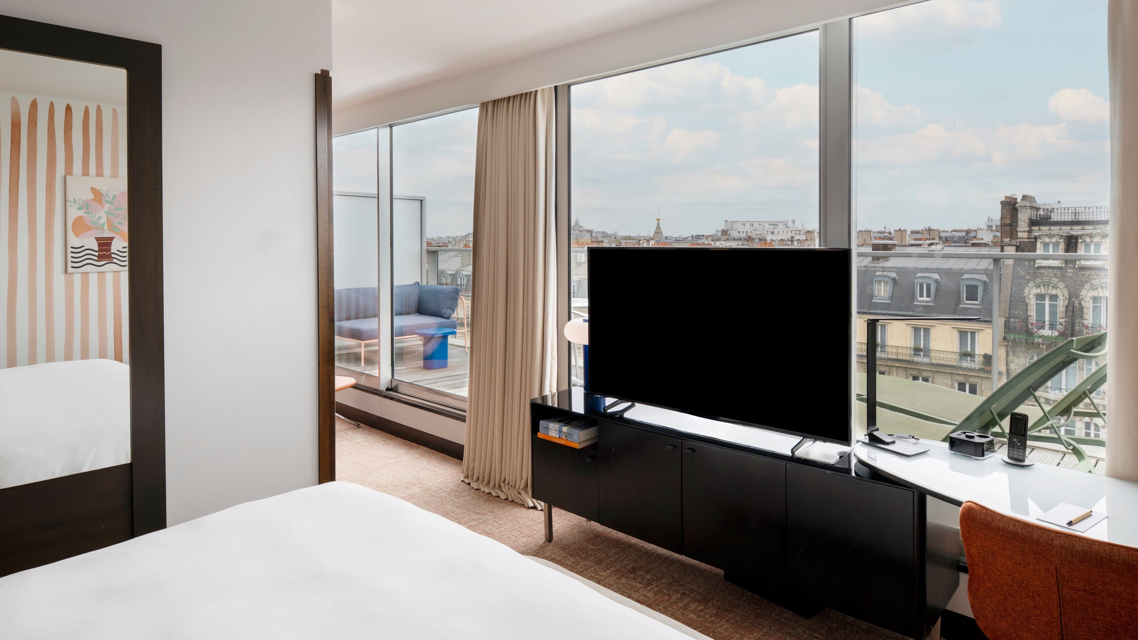 Renaissance Paris Arc de Triomphe Hotel — 98
