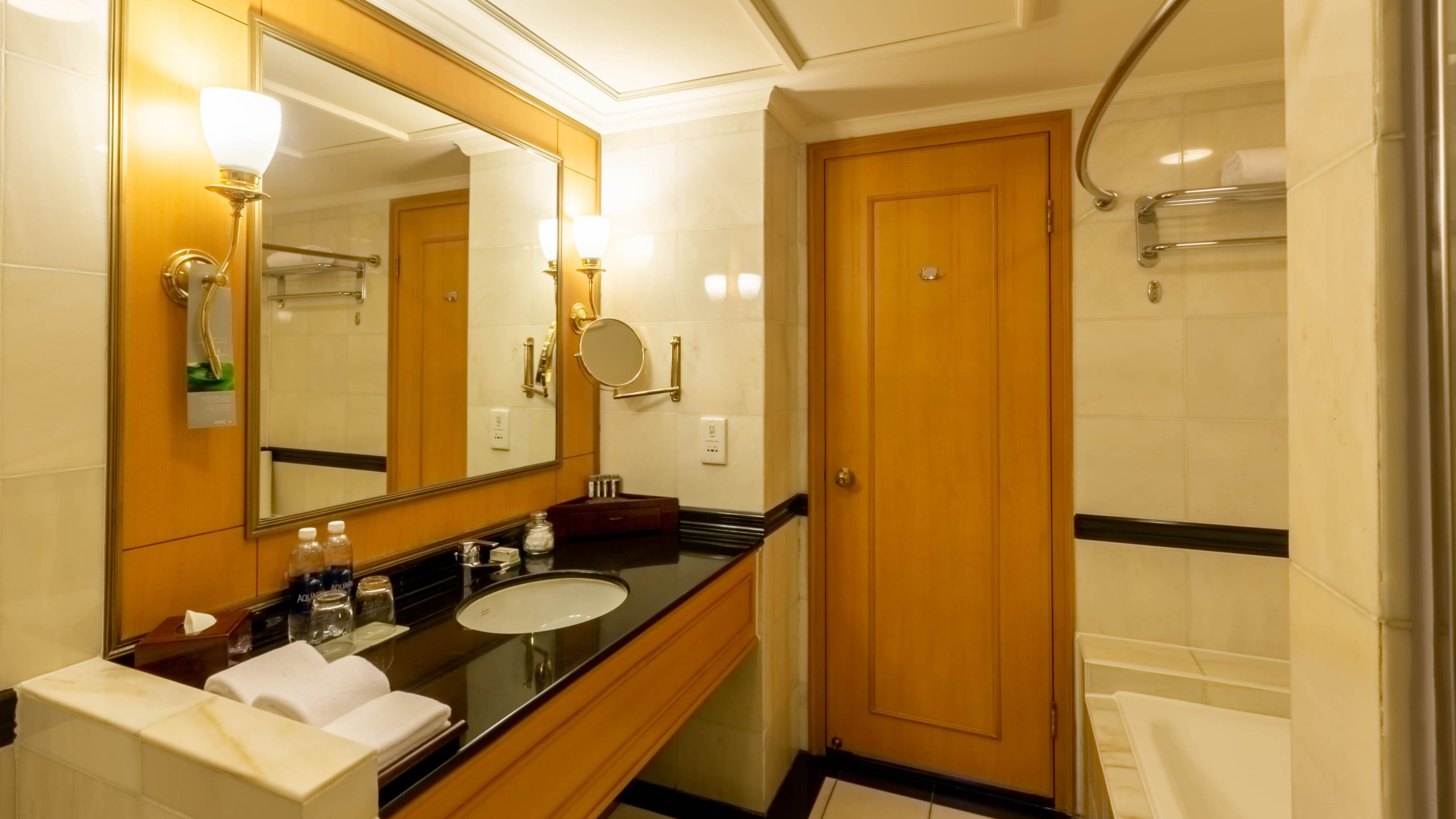 Renaissance Riverside Hotel Saigon - Image 4