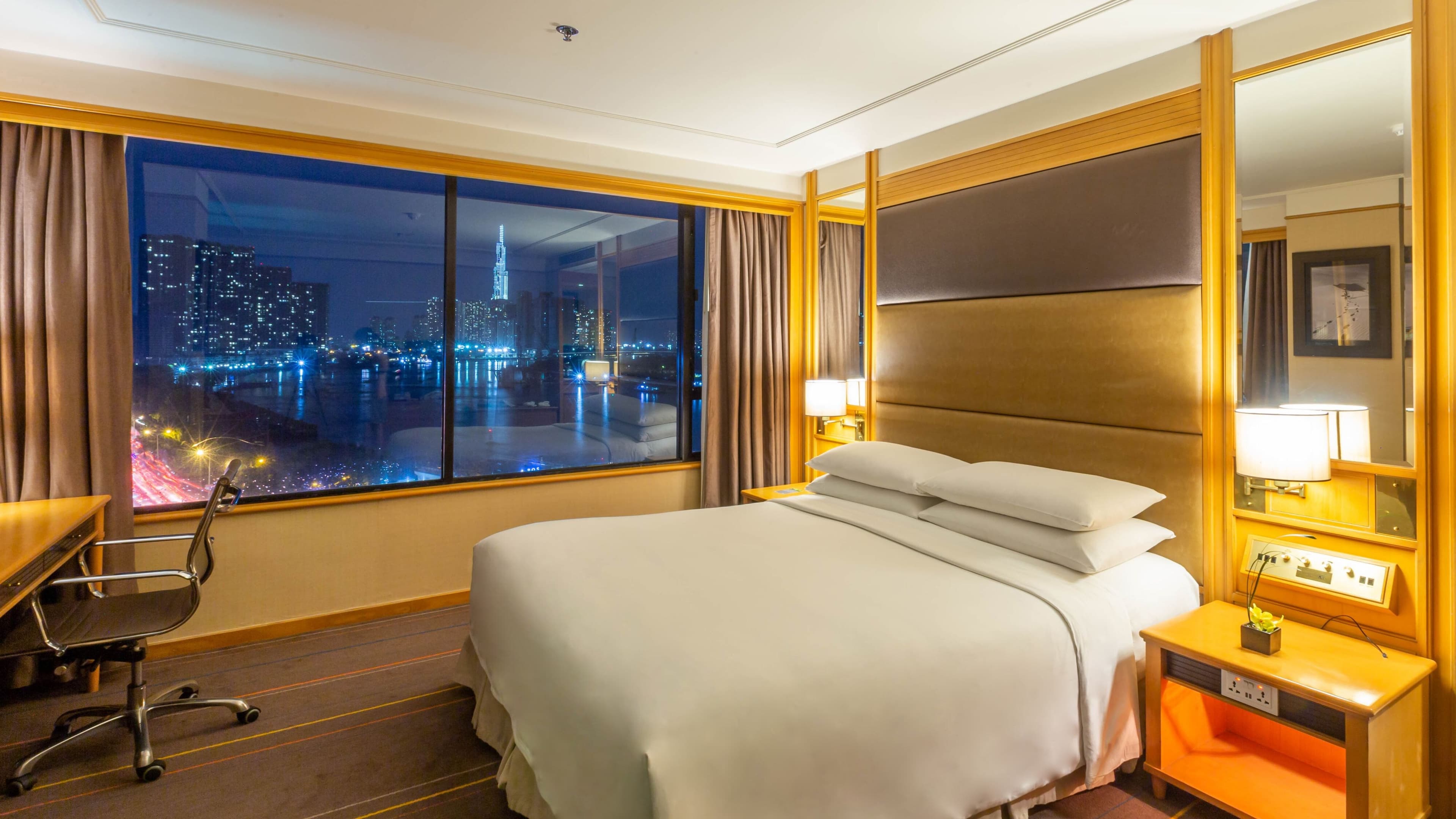 Renaissance Riverside Hotel Saigon — 35