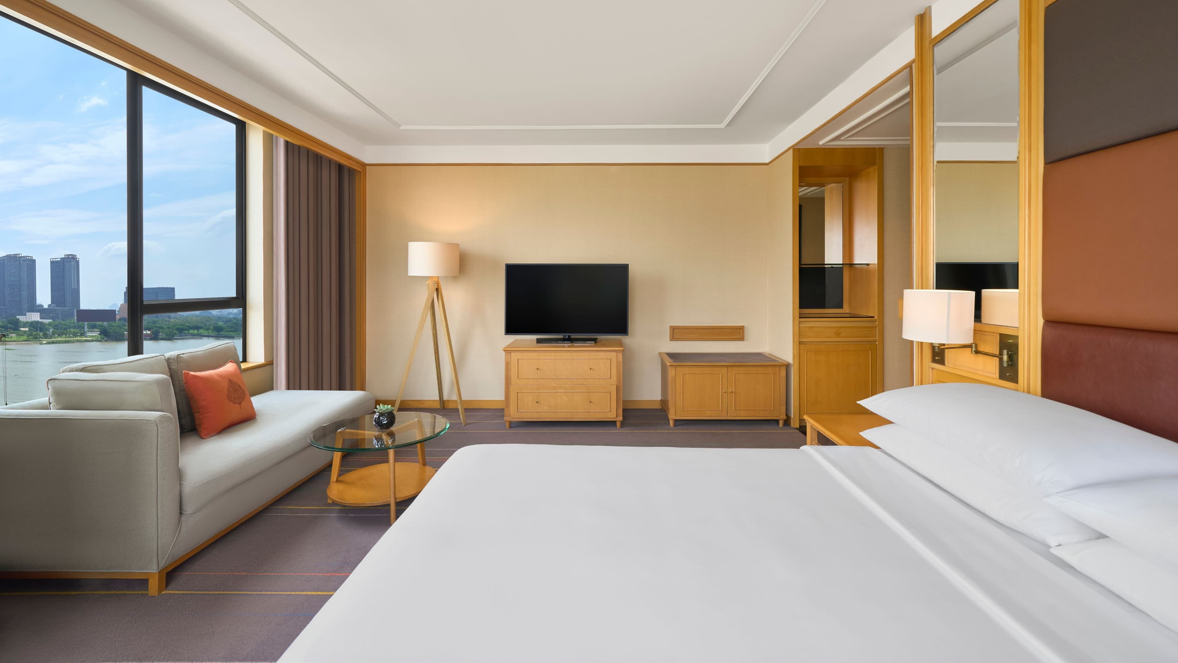 Renaissance Riverside Hotel Saigon — 64