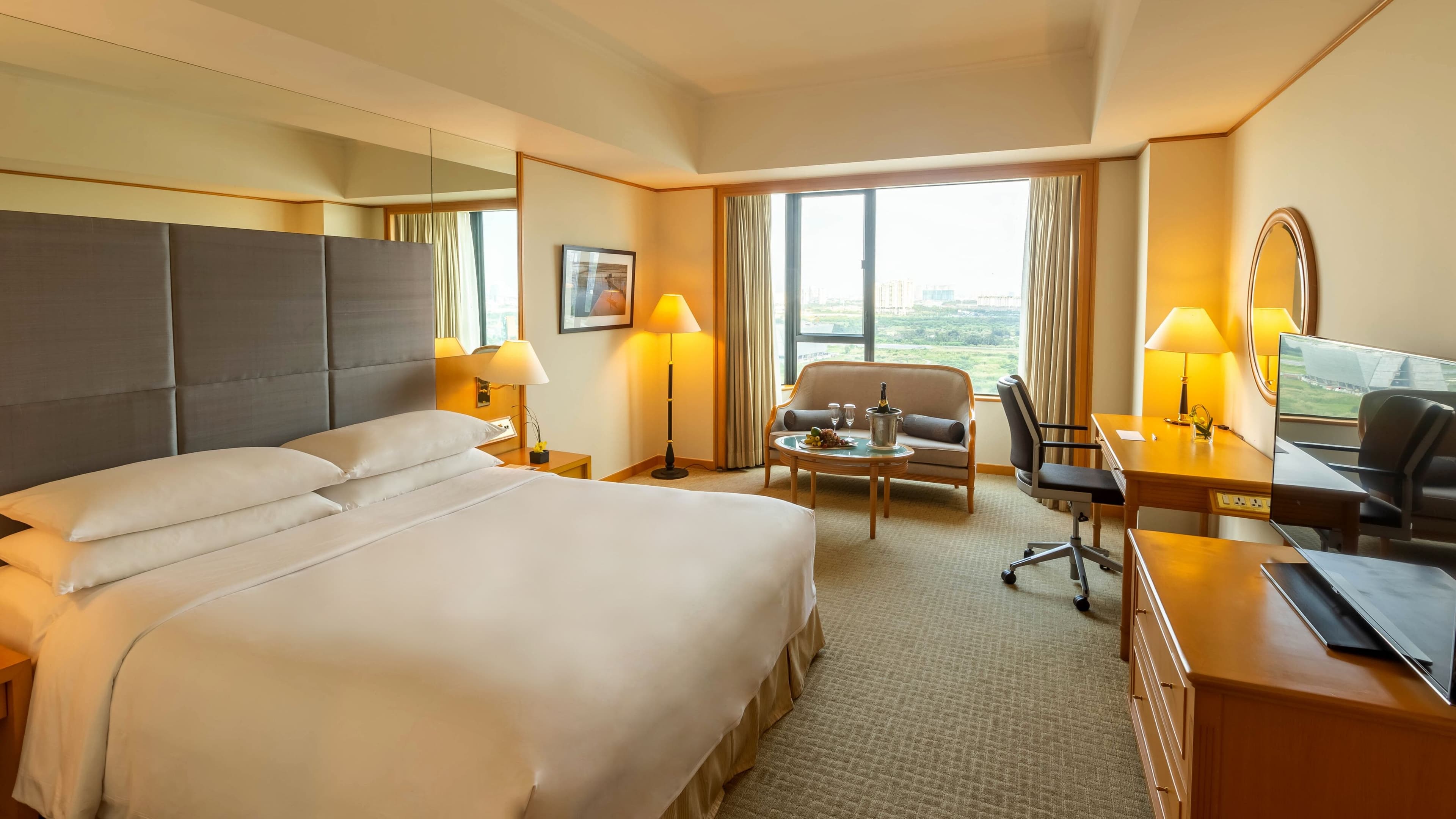 Renaissance Riverside Hotel Saigon — 7