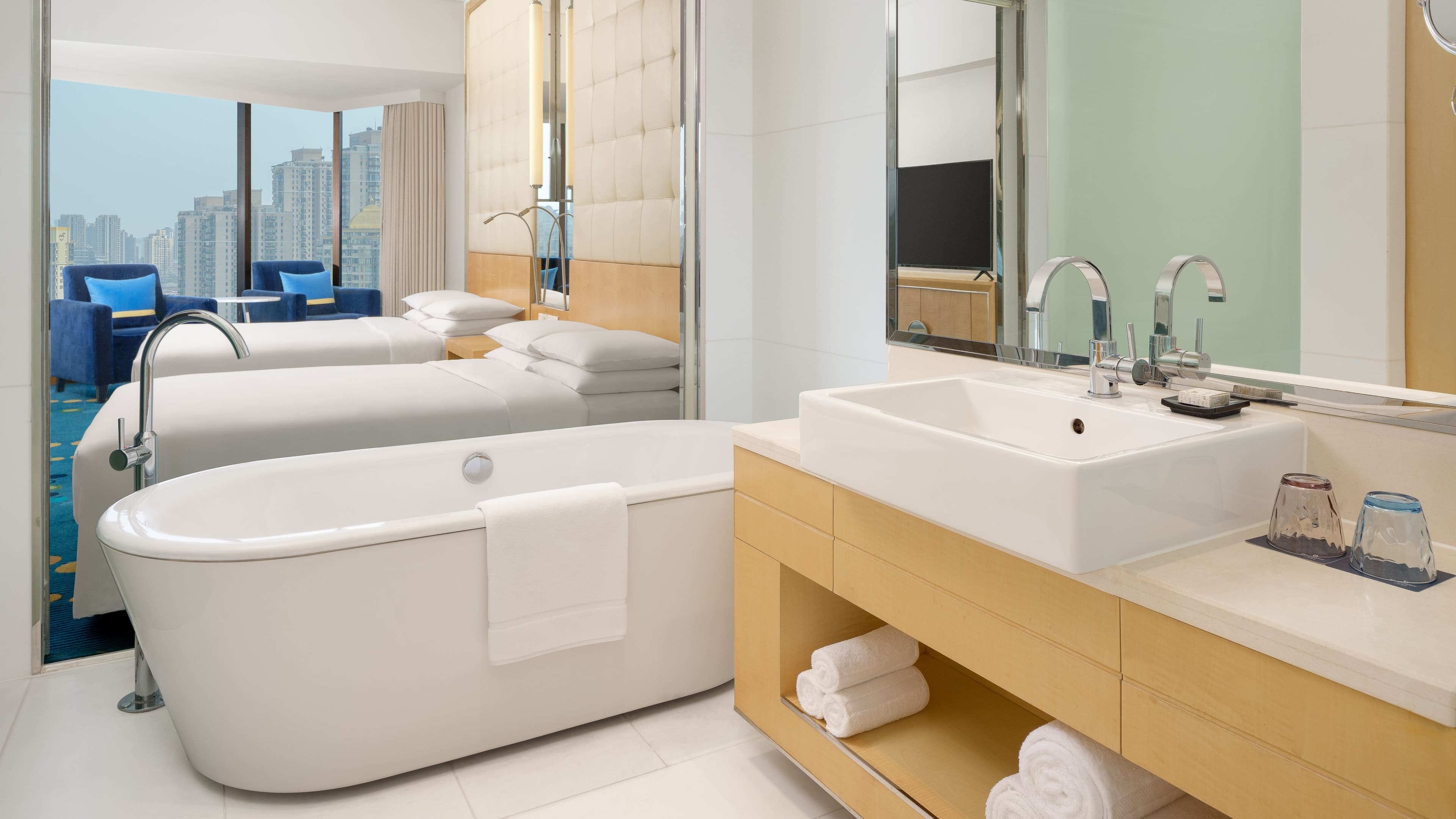 Deluxe Twin Room - Image 3
