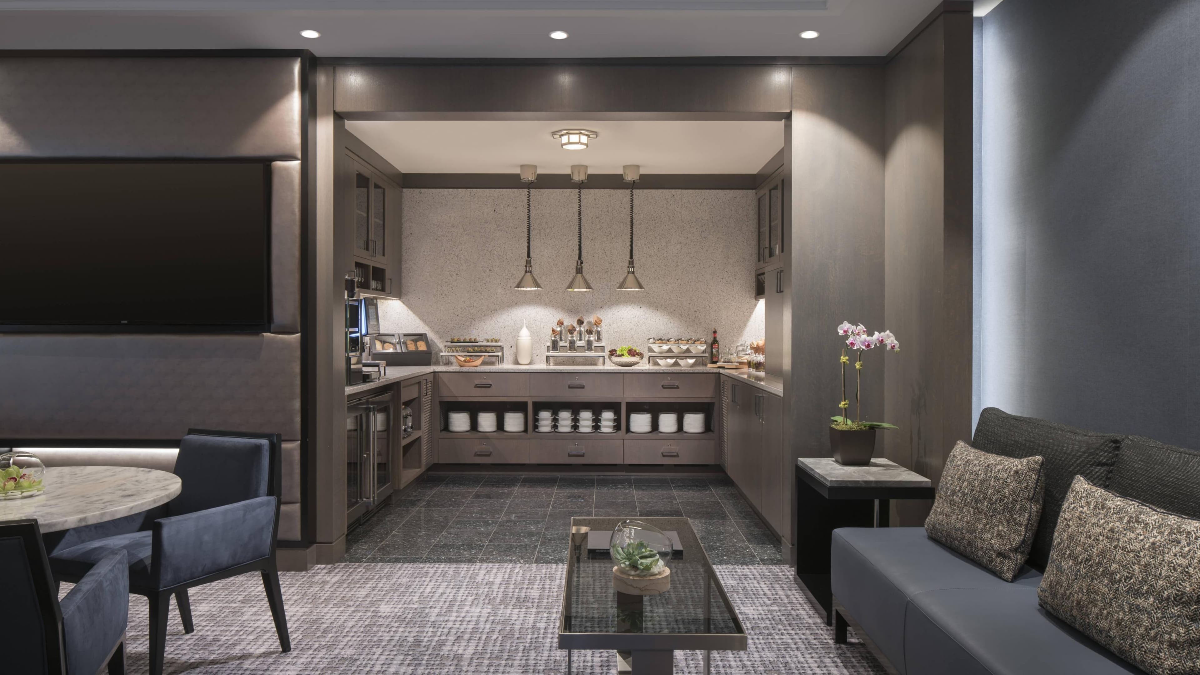 Club lounge access - Image 3