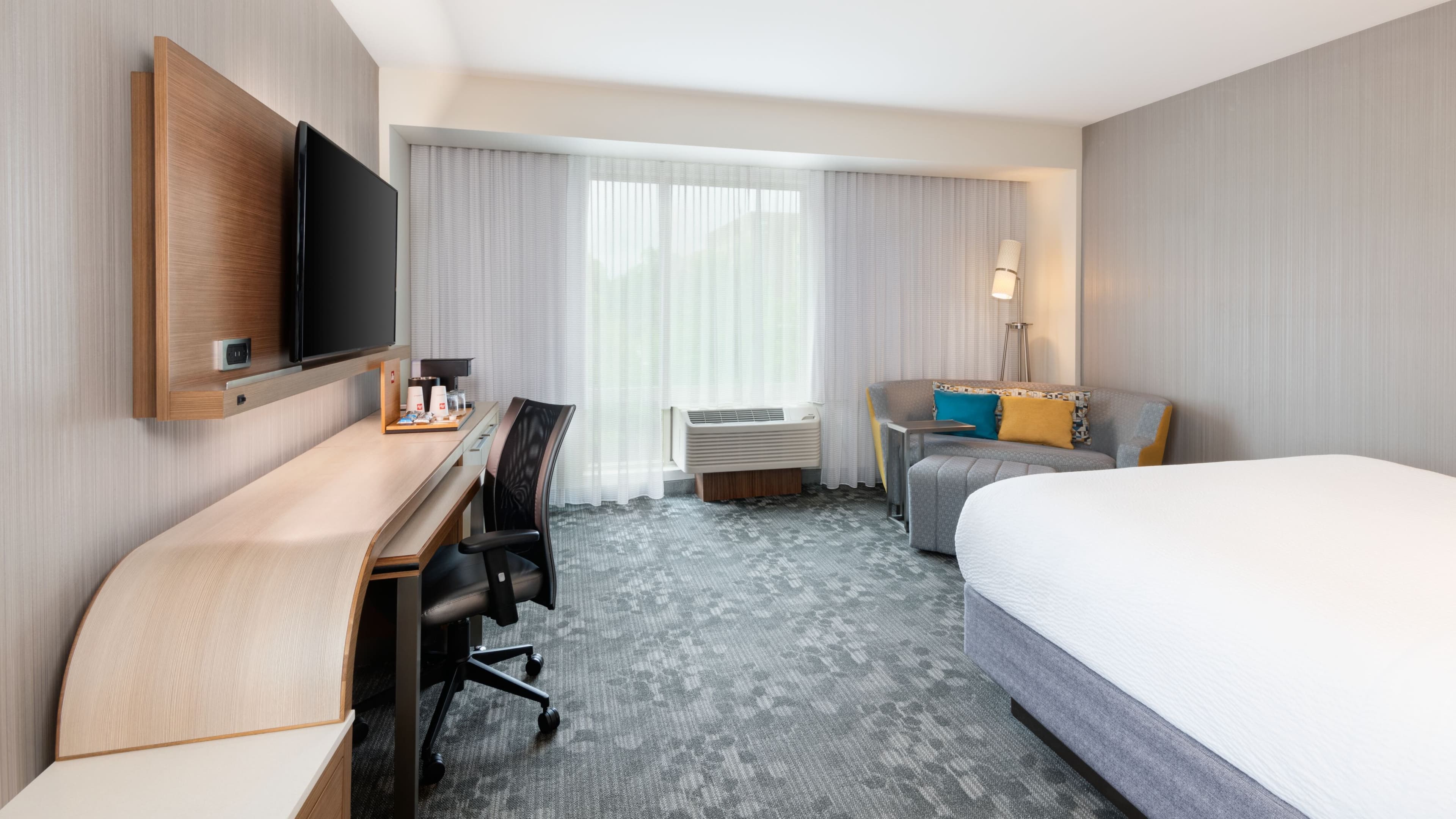 Courtyard Atlanta Alpharetta/Avalon Area - Image 2