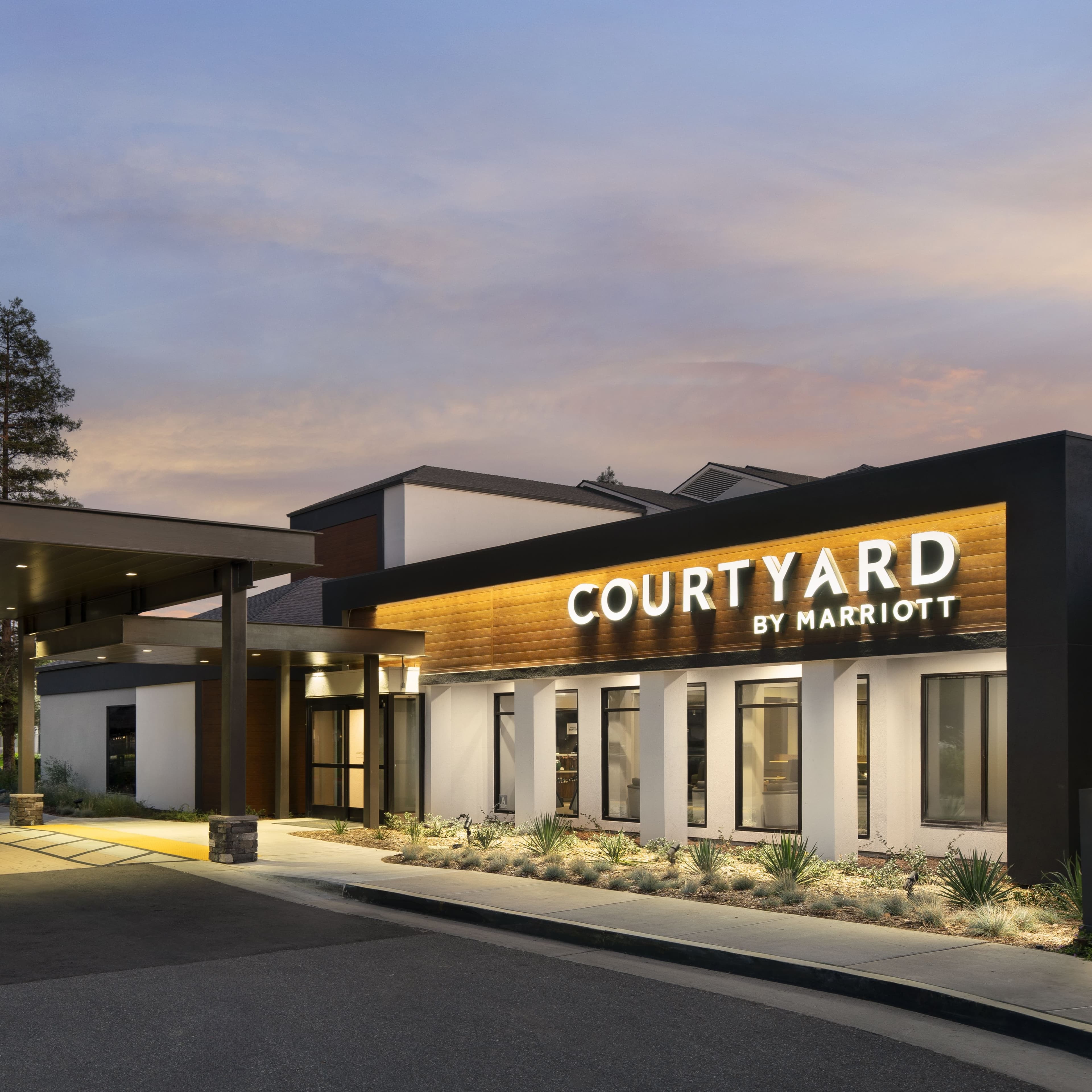 Courtyard Bakersfield - Image 1