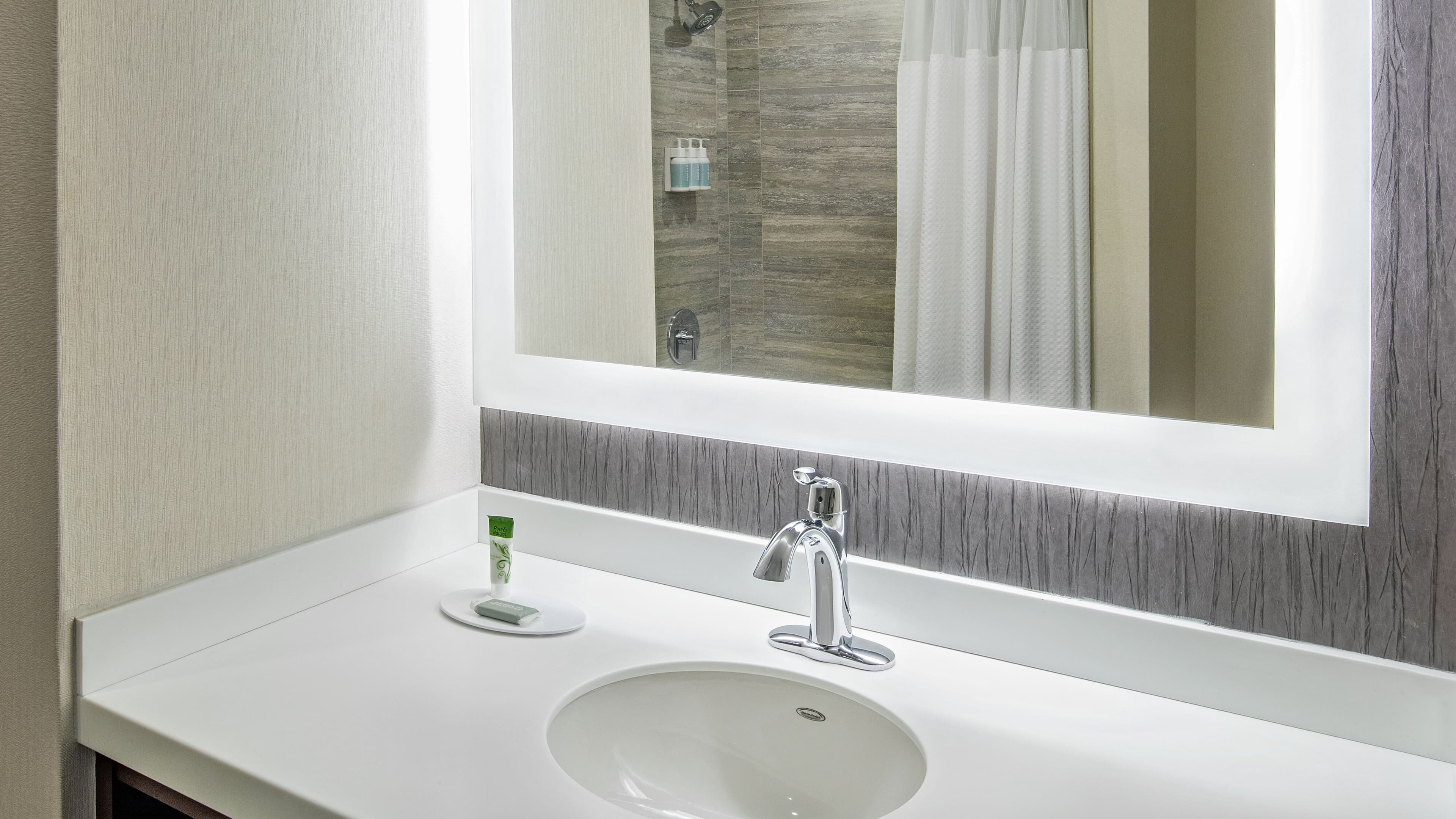 Tremont King Room - Image 9